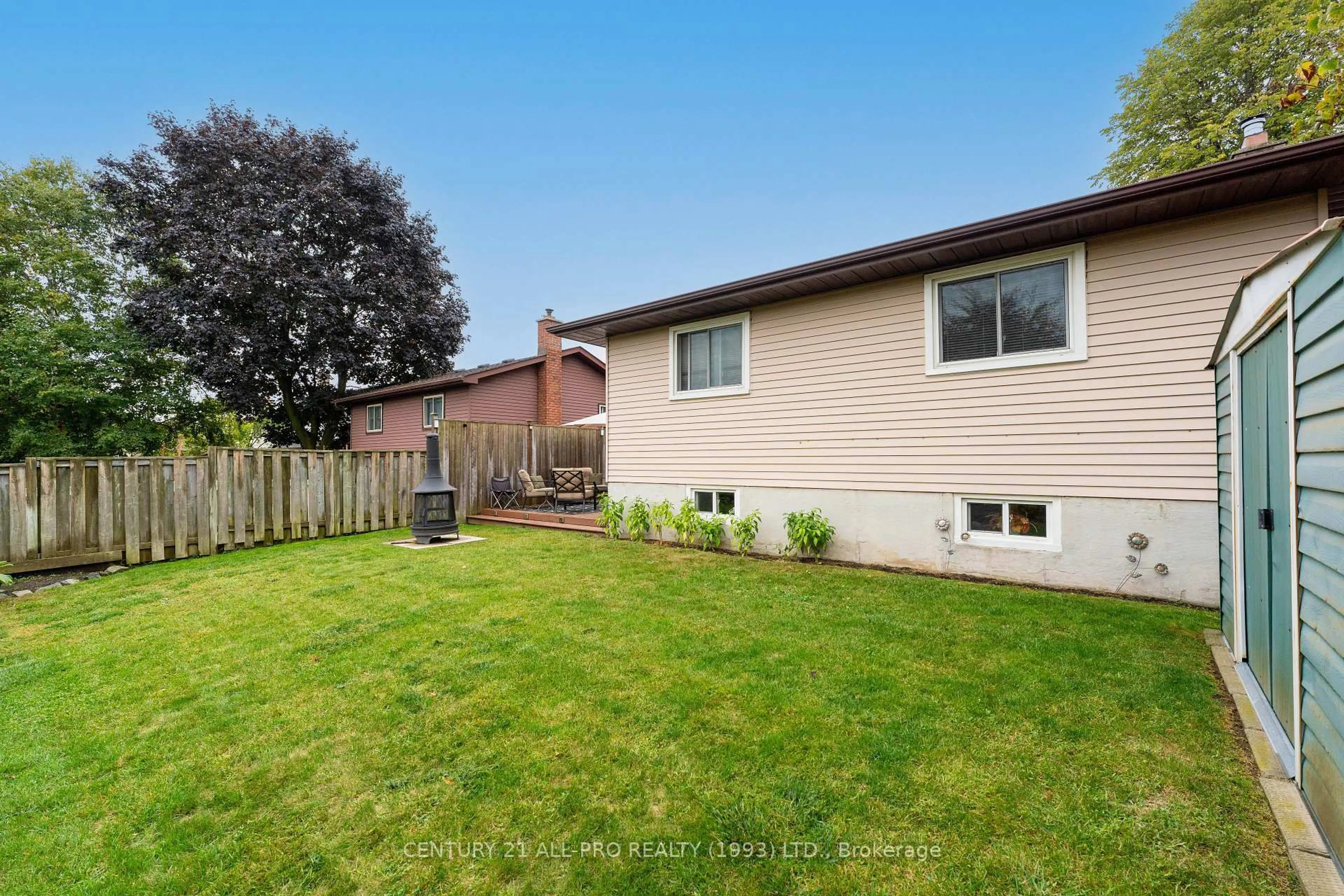 Home with vinyl exterior material, street for 895 Exeter St, Oshawa Ontario L1G 6R9