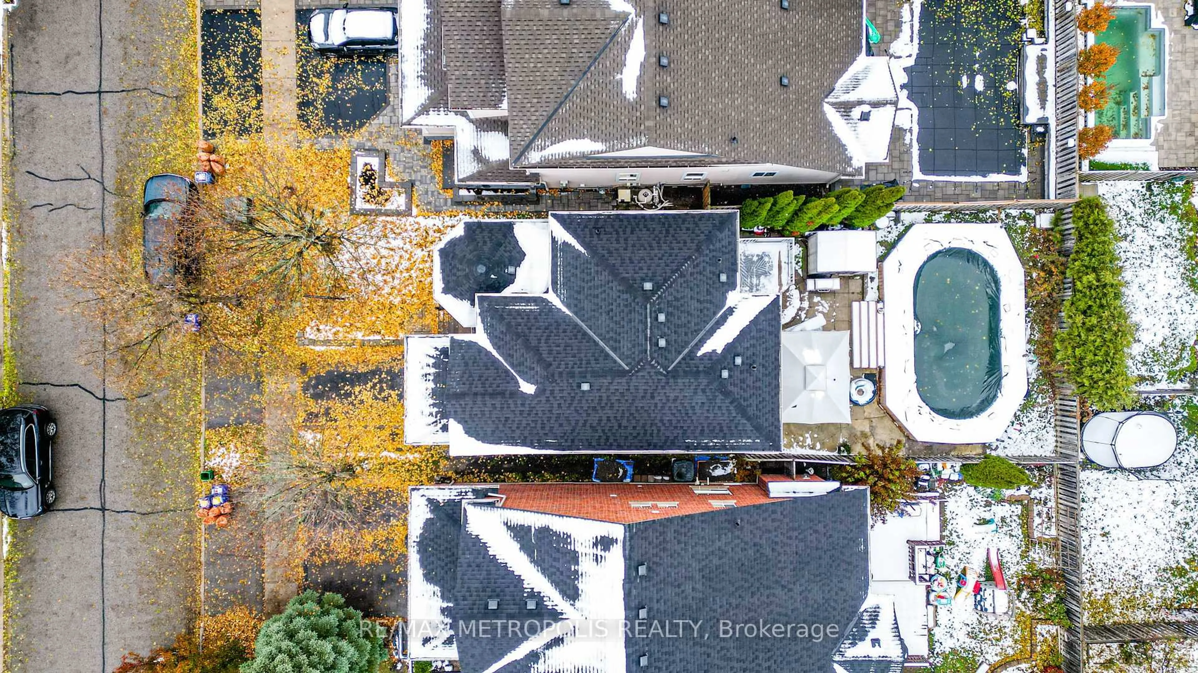 A pic from outside/outdoor area/front of a property/back of a property/a pic from drone, street for 67 Kenilworth Cres, Whitby Ontario L1M 2M7