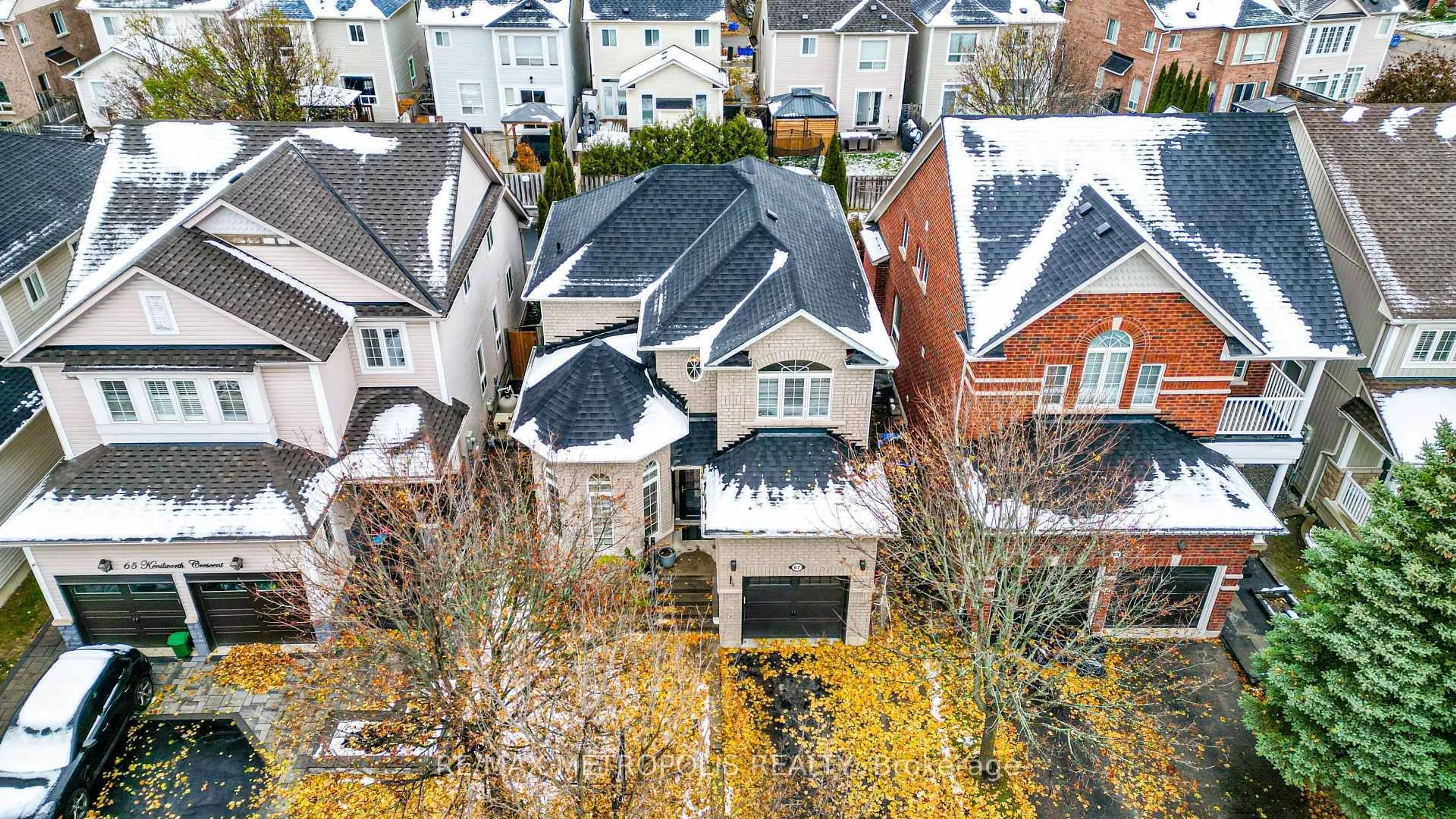 A pic from outside/outdoor area/front of a property/back of a property/a pic from drone, city buildings view from balcony for 67 Kenilworth Cres, Whitby Ontario L1M 2M7