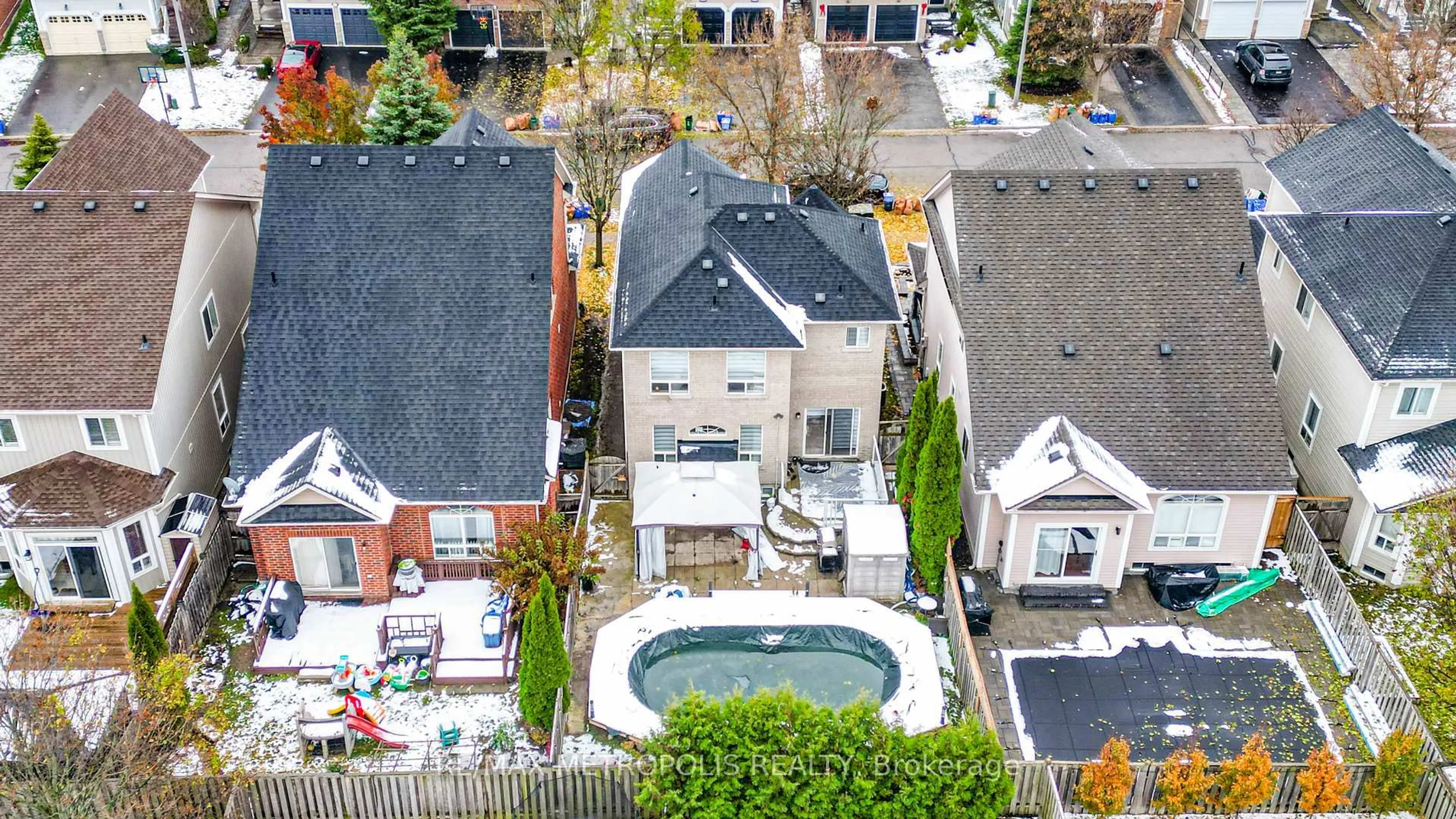 A pic from outside/outdoor area/front of a property/back of a property/a pic from drone, street for 67 Kenilworth Cres, Whitby Ontario L1M 2M7