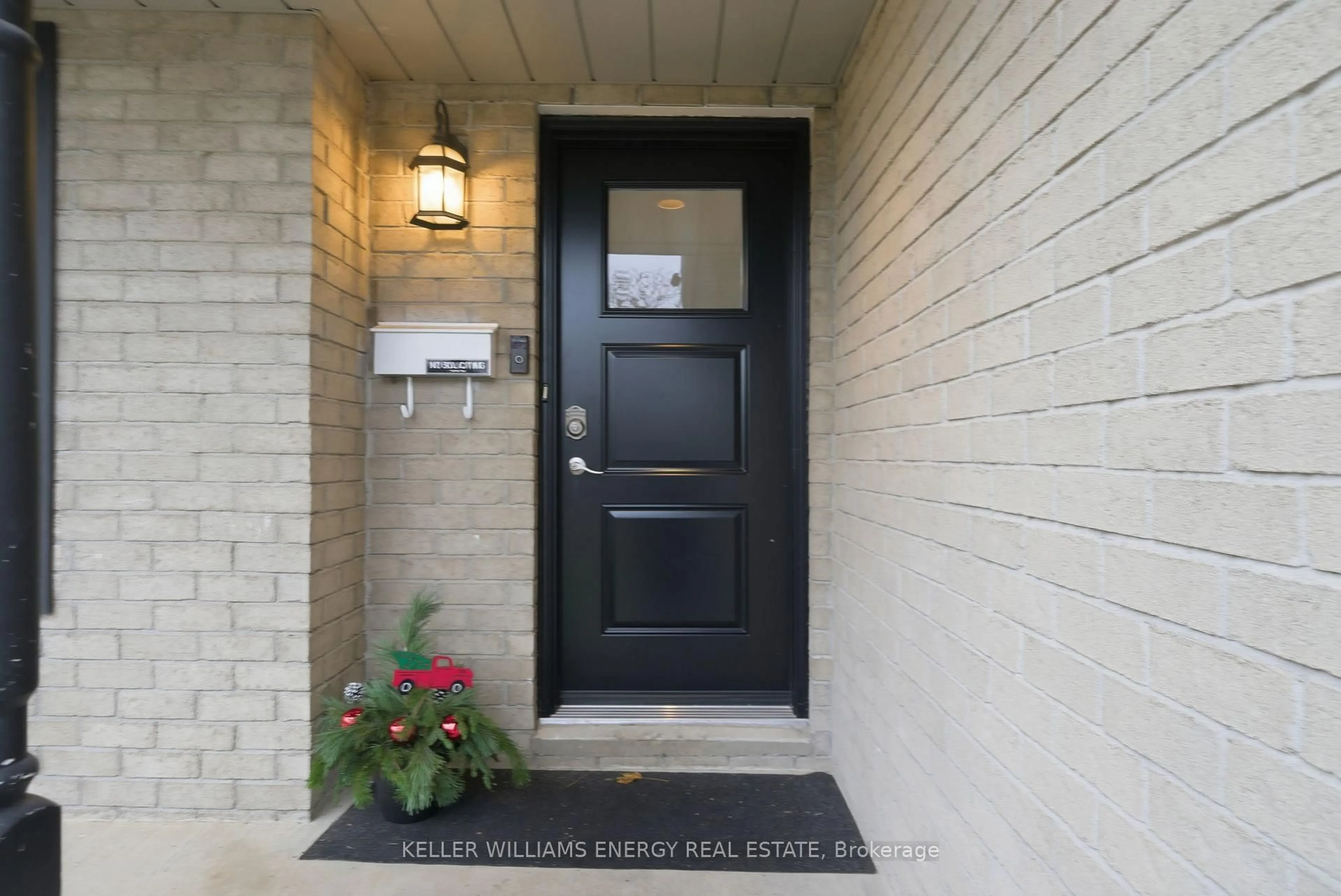 Indoor entryway for 14 Soper Creek Dr, Clarington Ontario L1C 4G1