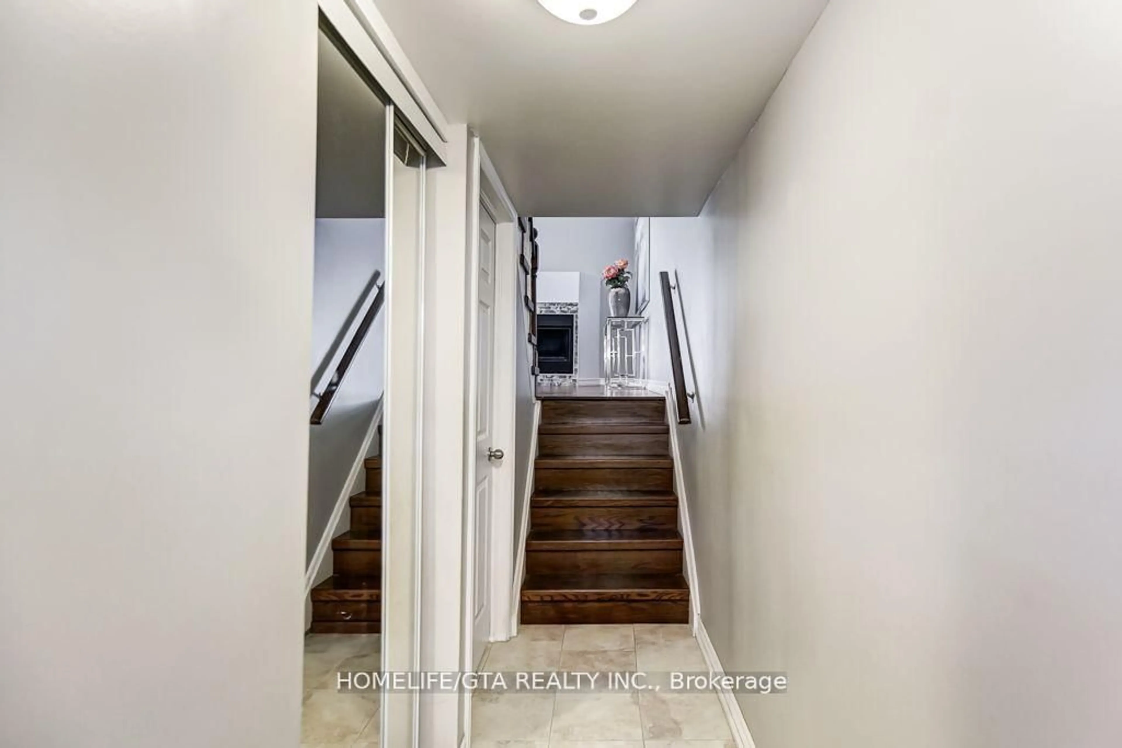 Indoor entryway for 1915 Denmar Rd #136, Pickering Ontario L1V 3E1