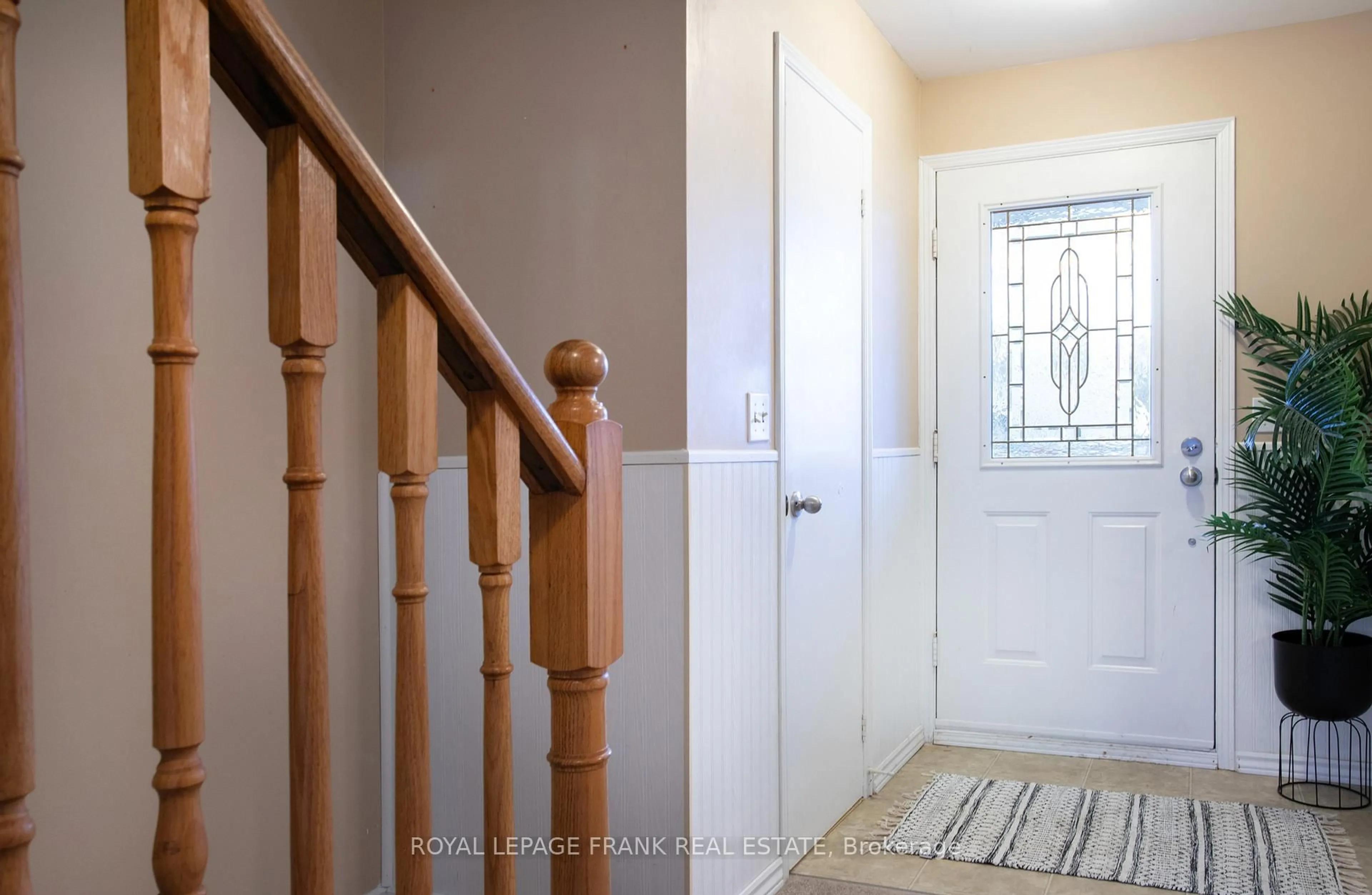 Indoor entryway for 1466 O'Hara Crt, Oshawa Ontario L1J 8A4