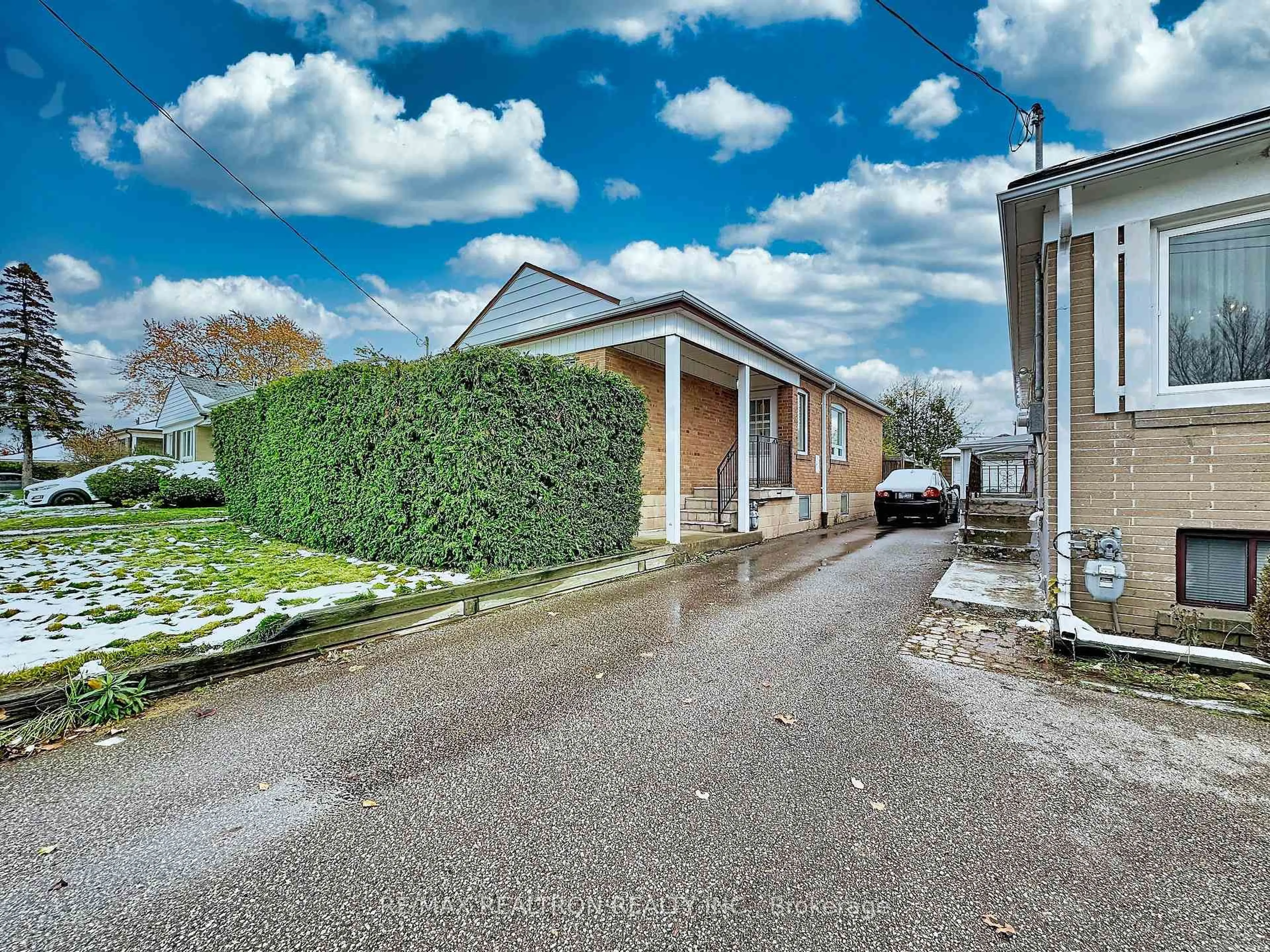 A pic from outside/outdoor area/front of a property/back of a property/a pic from drone, street for 23 Wisteria Rd, Toronto Ontario M1R 4X7