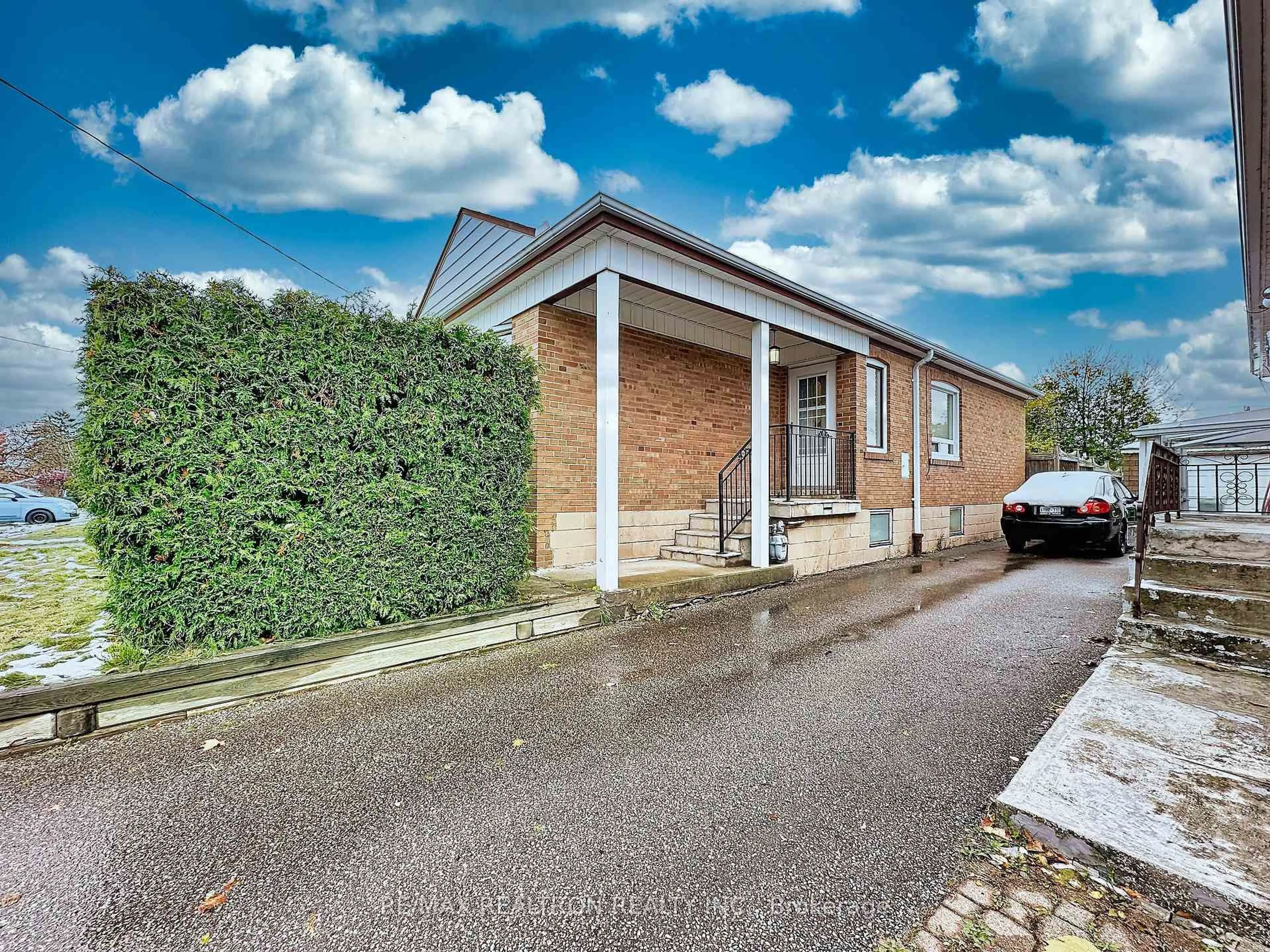 A pic from outside/outdoor area/front of a property/back of a property/a pic from drone, street for 23 Wisteria Rd, Toronto Ontario M1R 4X7