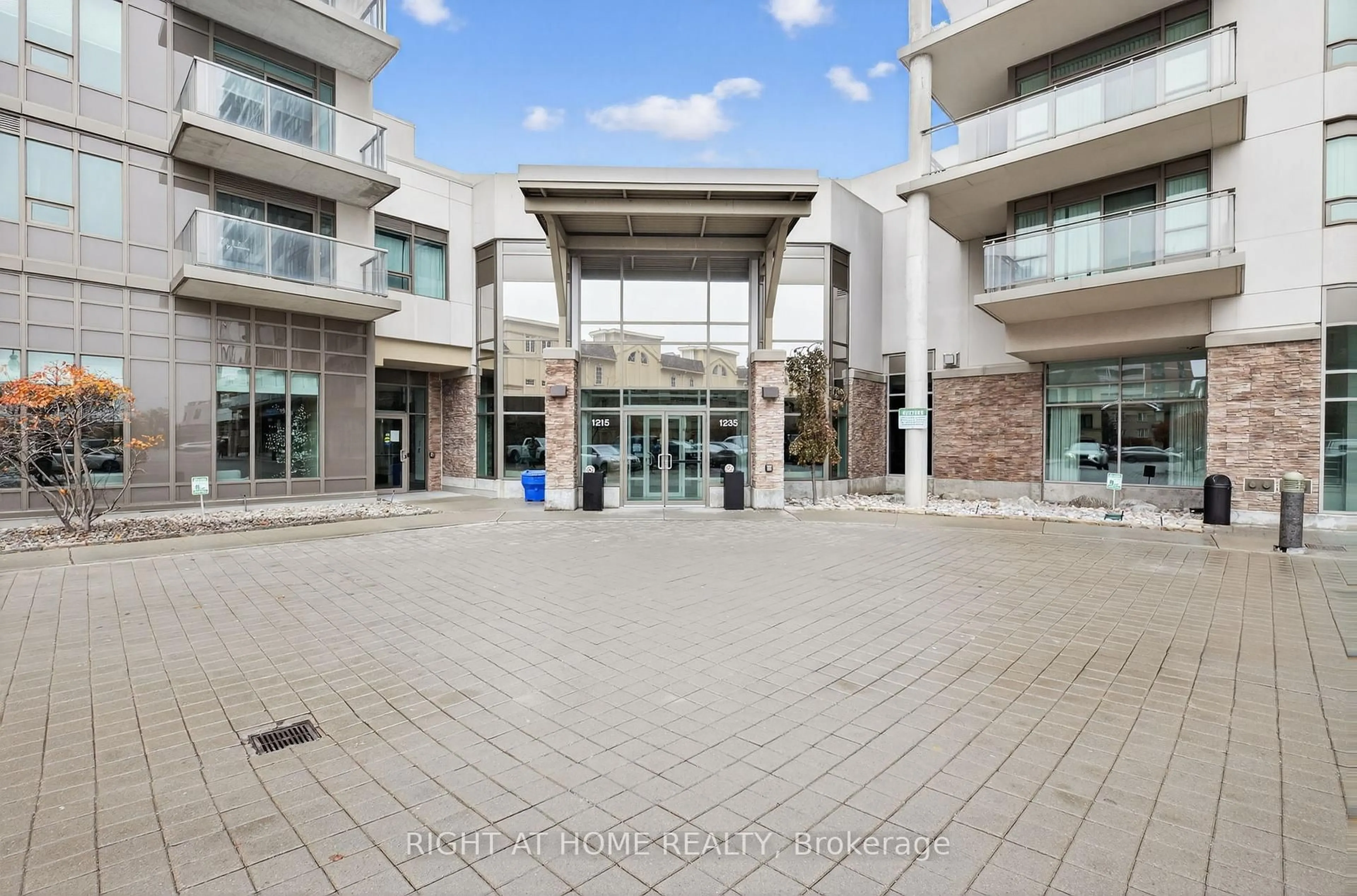 Indoor foyer for 1235 Bayly St #416, Pickering Ontario L1W 1L7