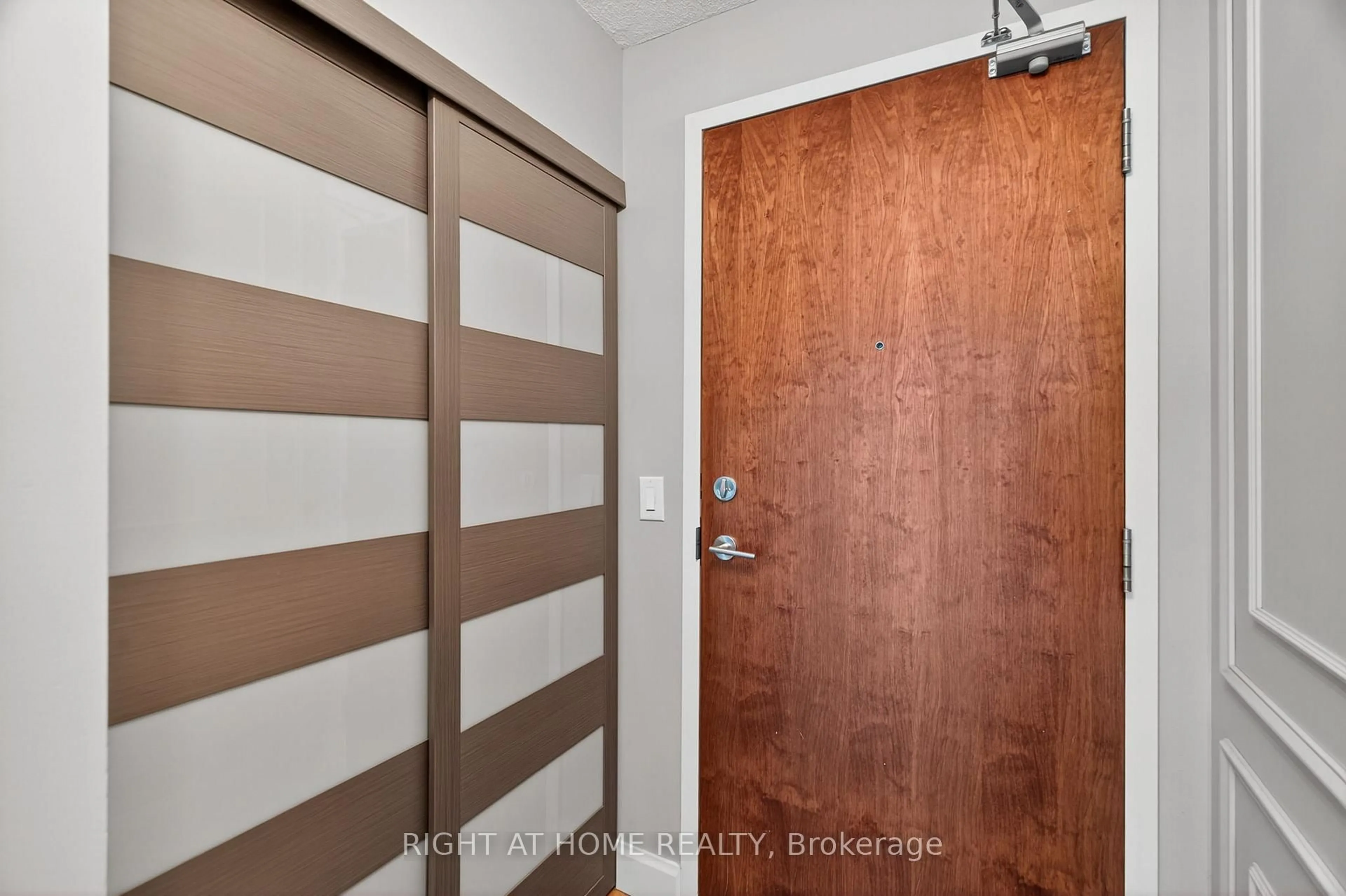 Indoor entryway for 1235 Bayly St #416, Pickering Ontario L1W 1L7