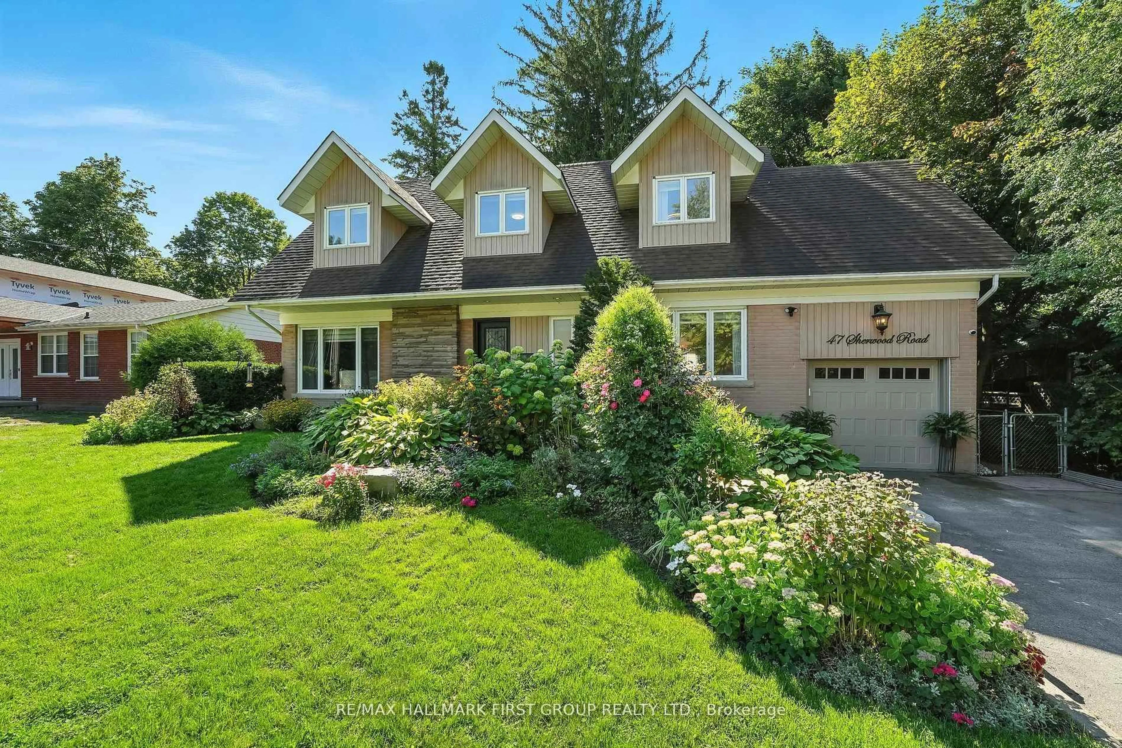 A pic from outside/outdoor area/front of a property/back of a property/a pic from drone, street for 47 Sherwood Rd, Ajax Ontario L1T 2Y5