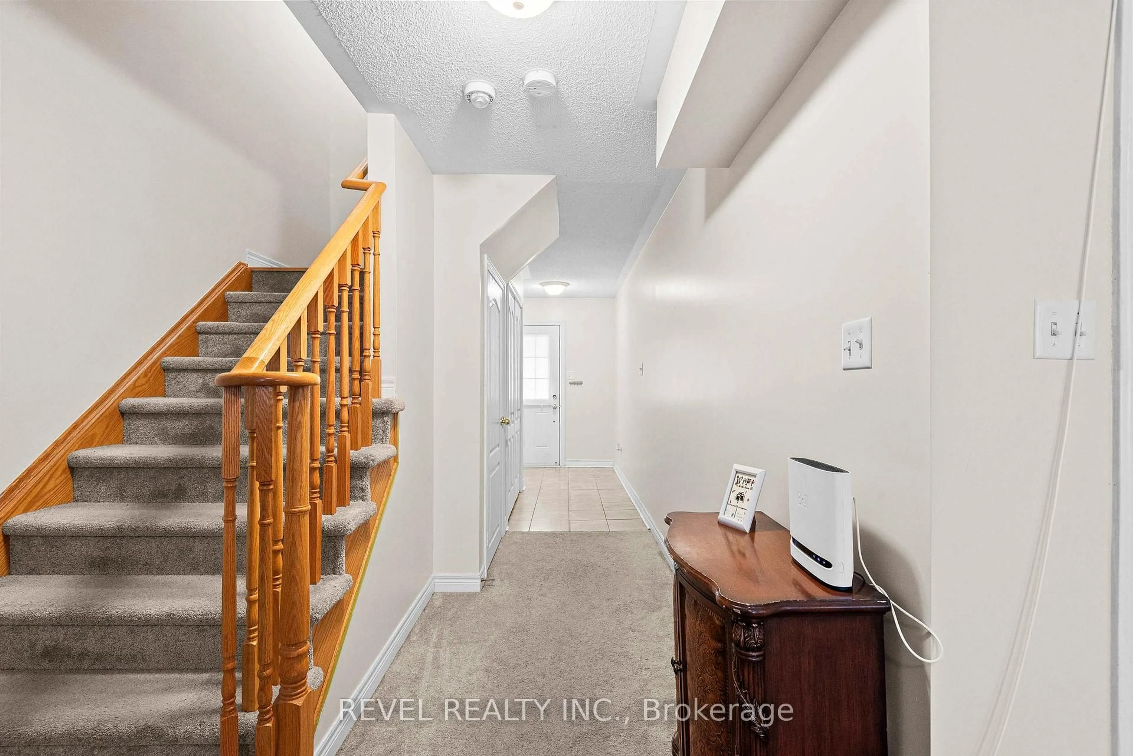 Indoor entryway for 1516 Shepway Mews, Pickering Ontario L1X 0C7