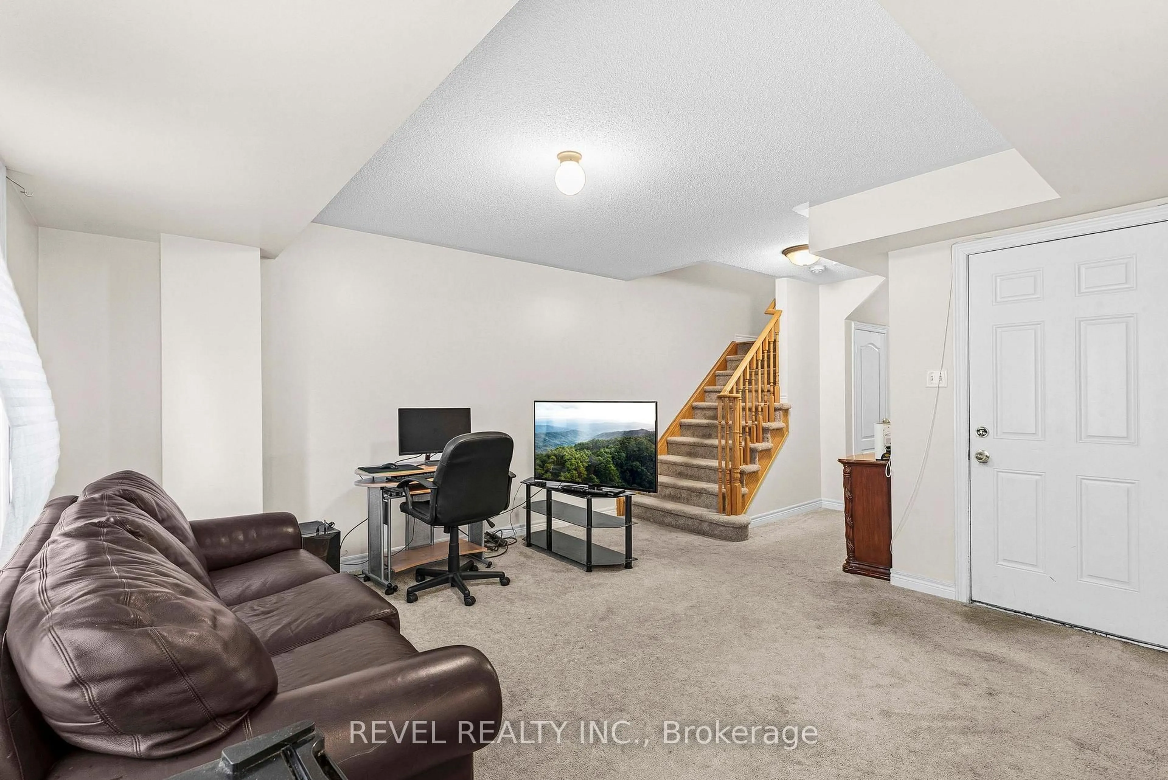 A pic of a room for 1516 Shepway Mews, Pickering Ontario L1X 0C7