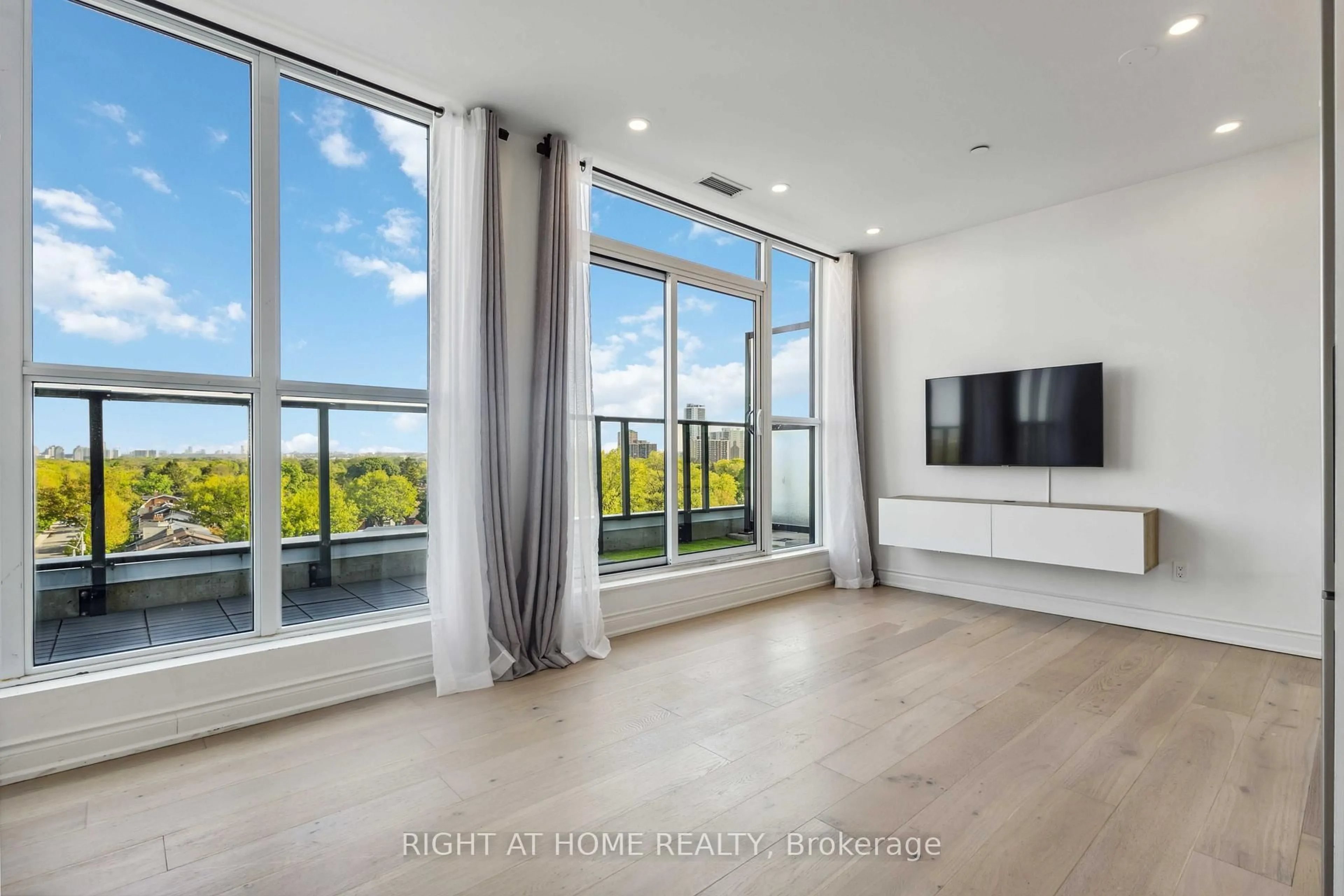 Unknown for 2301 Danforth Ave #PH801, Toronto Ontario M4C 0A7