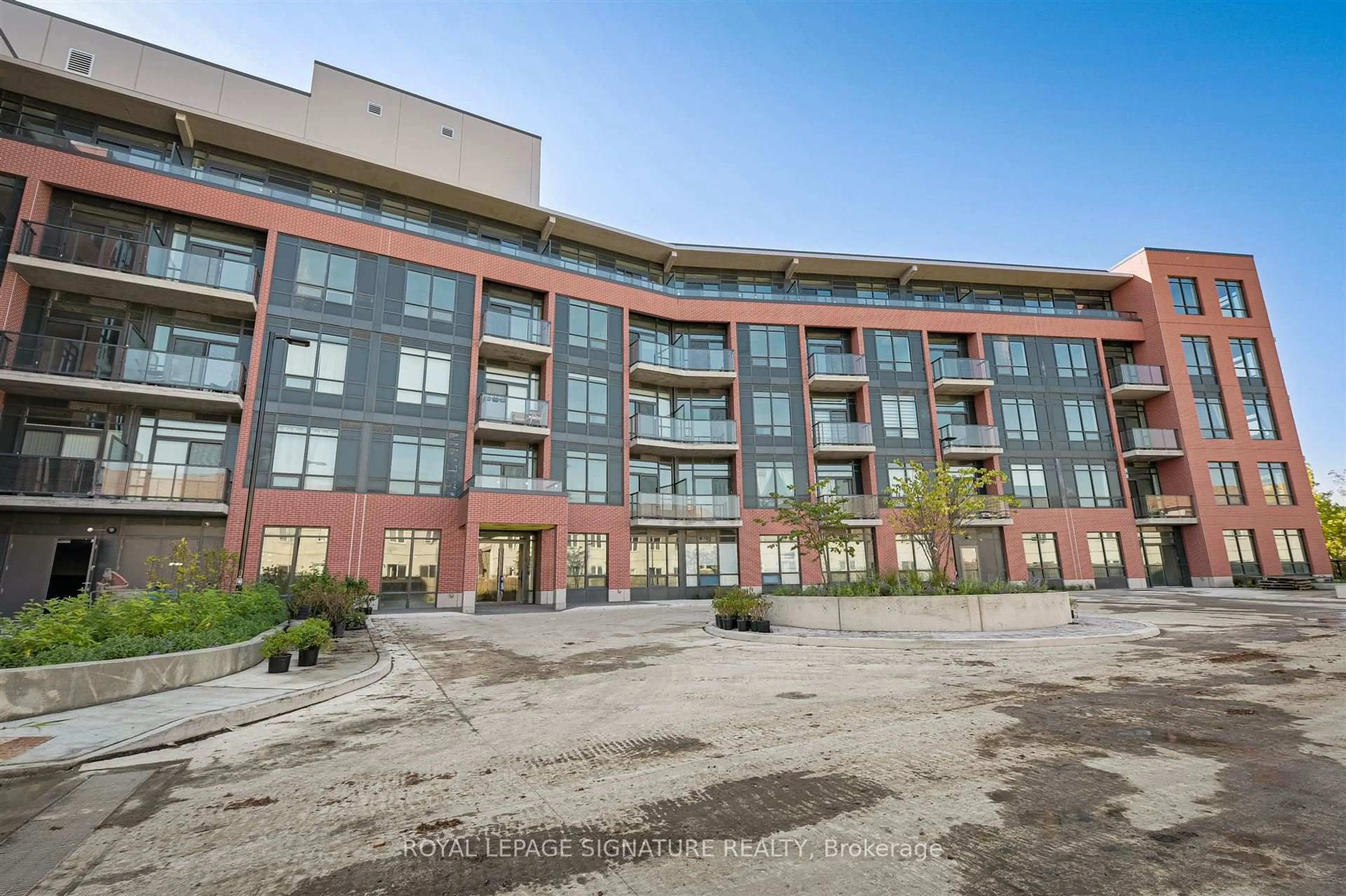 Patio, building for 1010 Dundas St #220, Whitby Ontario L1N 2K2