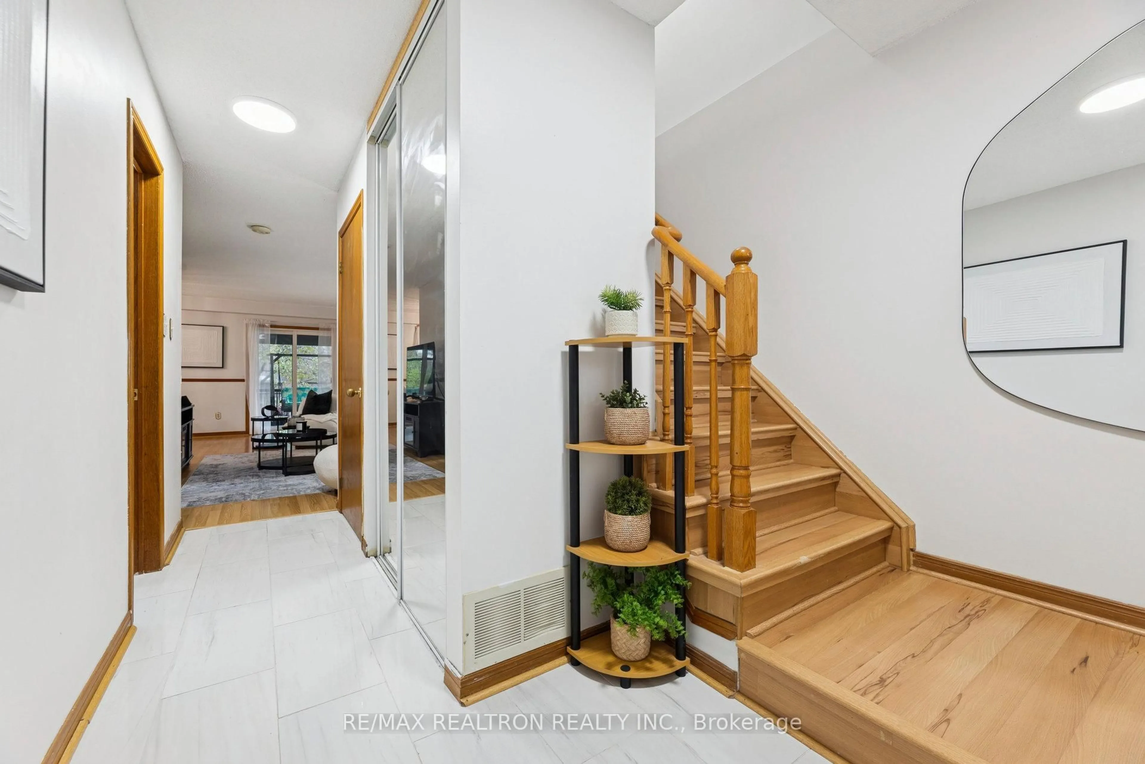 Indoor foyer for 1461 Nash Rd, Clarington Ontario L1E 1S9