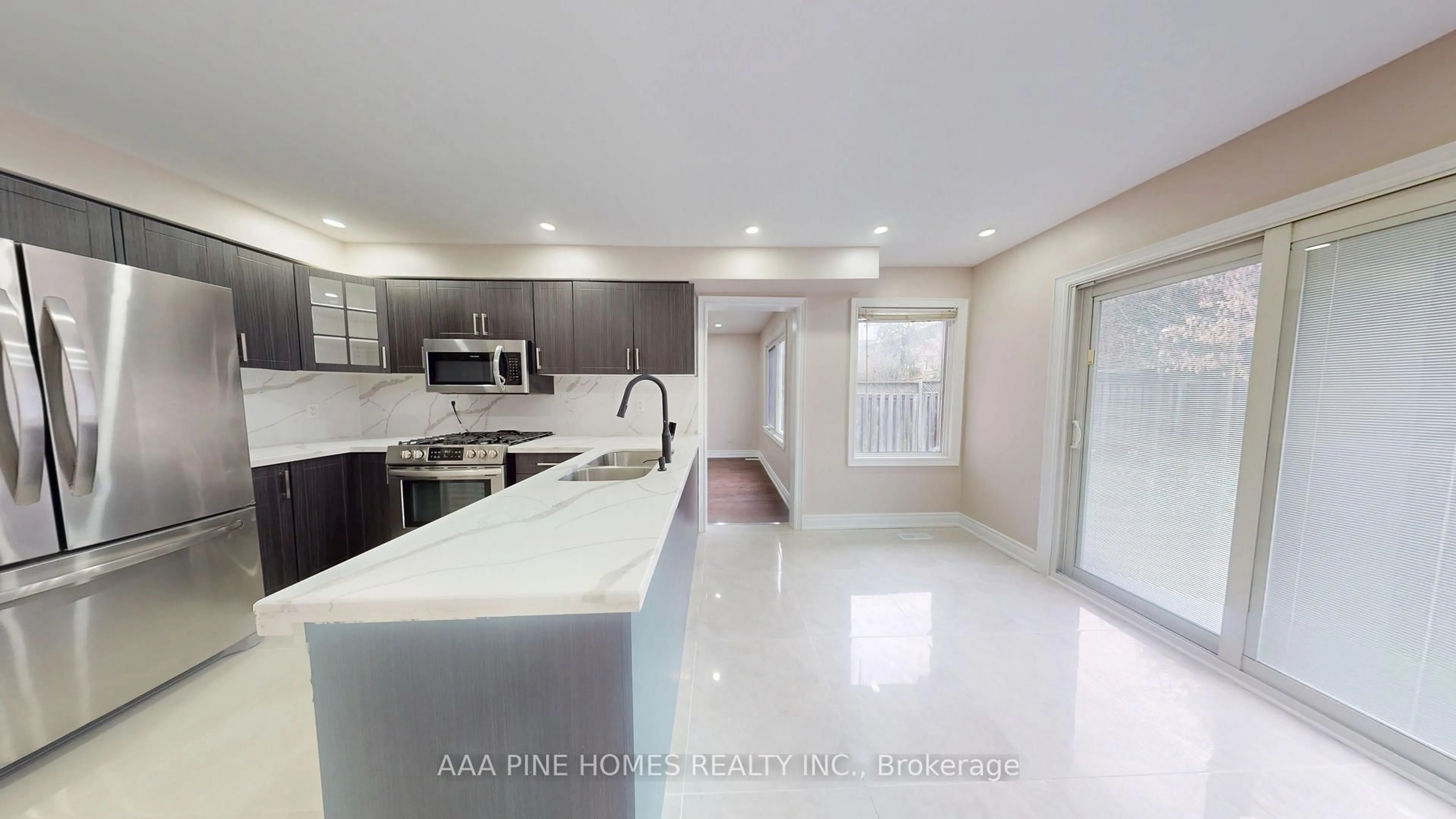 Open concept kitchen, ceramic/tile floor for 600 Whistler Dr, Oshawa Ontario L1J 8K2