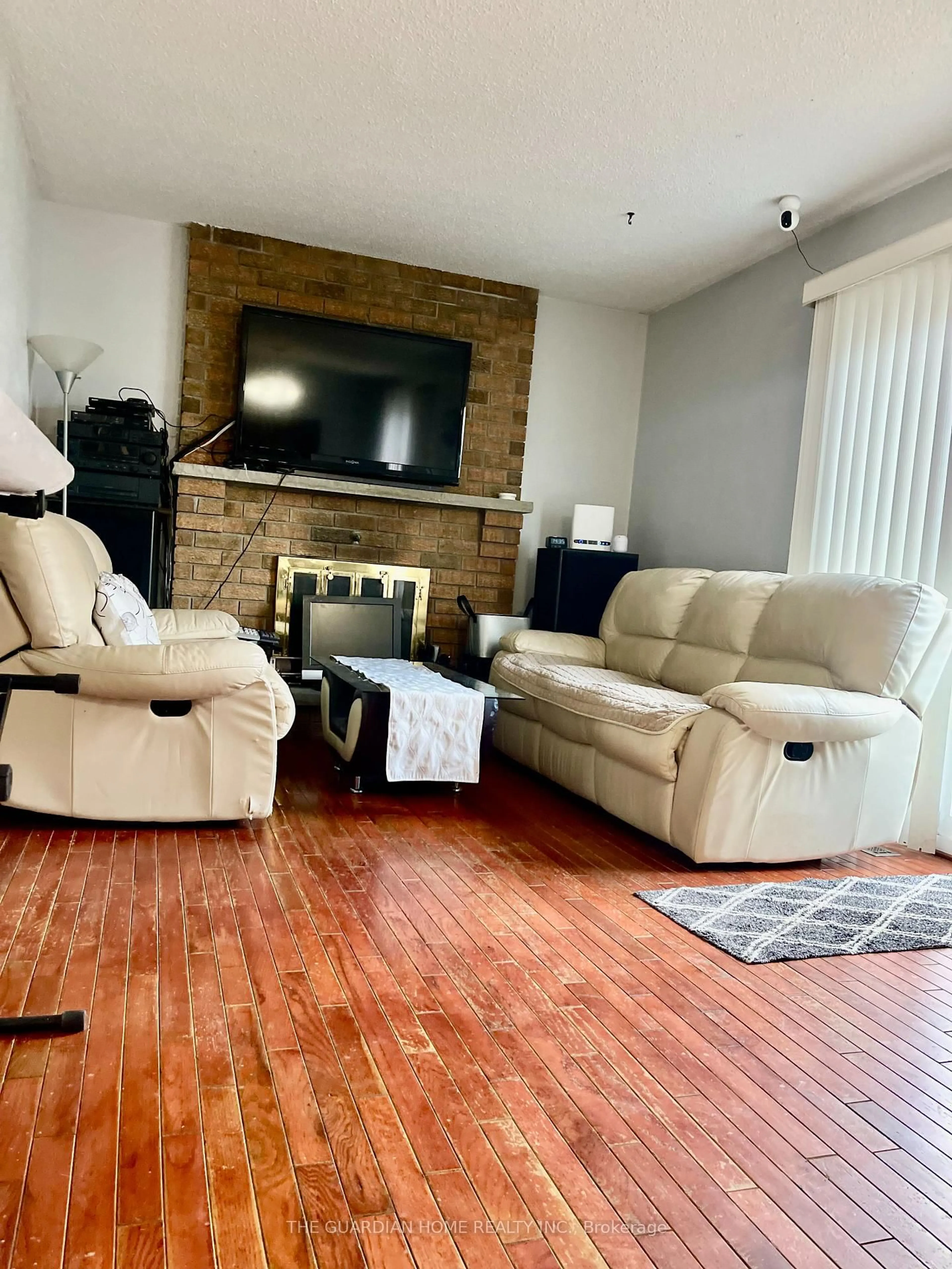 Living room with furniture, wood/laminate floor for 6 Scarbell Dr, Toronto Ontario M1C 3Z6