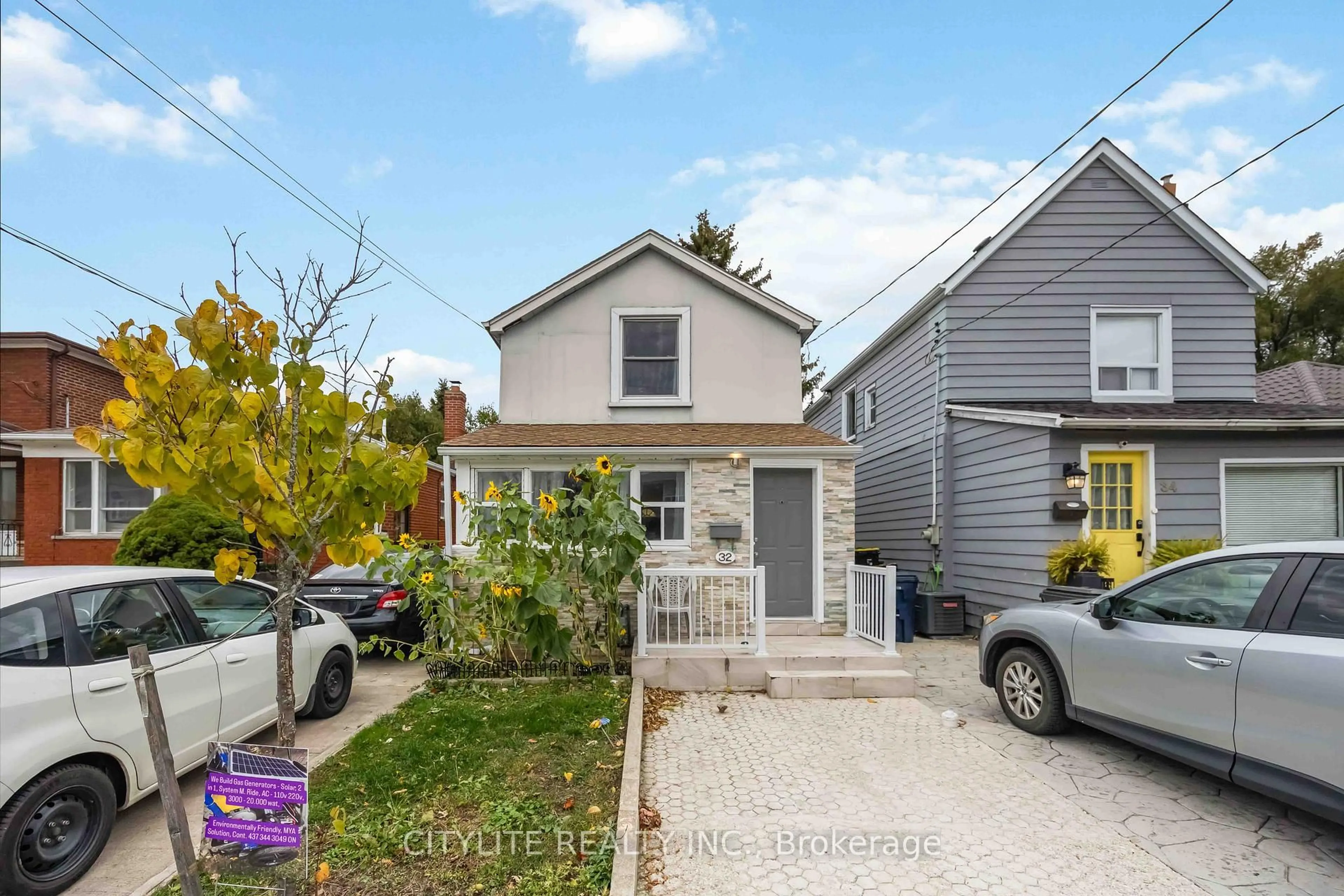 A pic from outside/outdoor area/front of a property/back of a property/a pic from drone, street for 32 South Edgely Ave, Toronto Ontario M1N 3K8