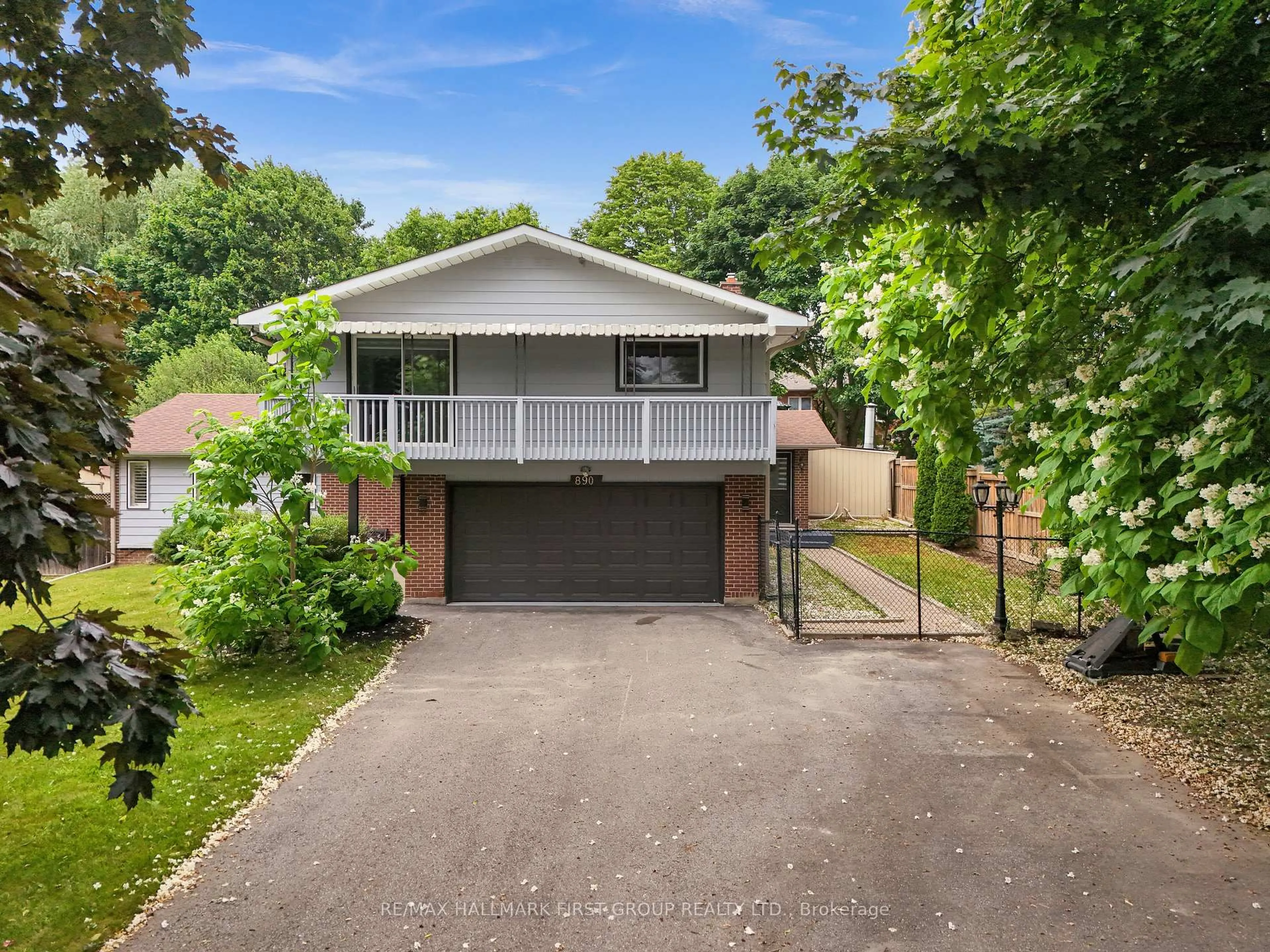 A pic from outside/outdoor area/front of a property/back of a property/a pic from drone, street for 890 Briarwood Dr, Oshawa Ontario L1K 2A6