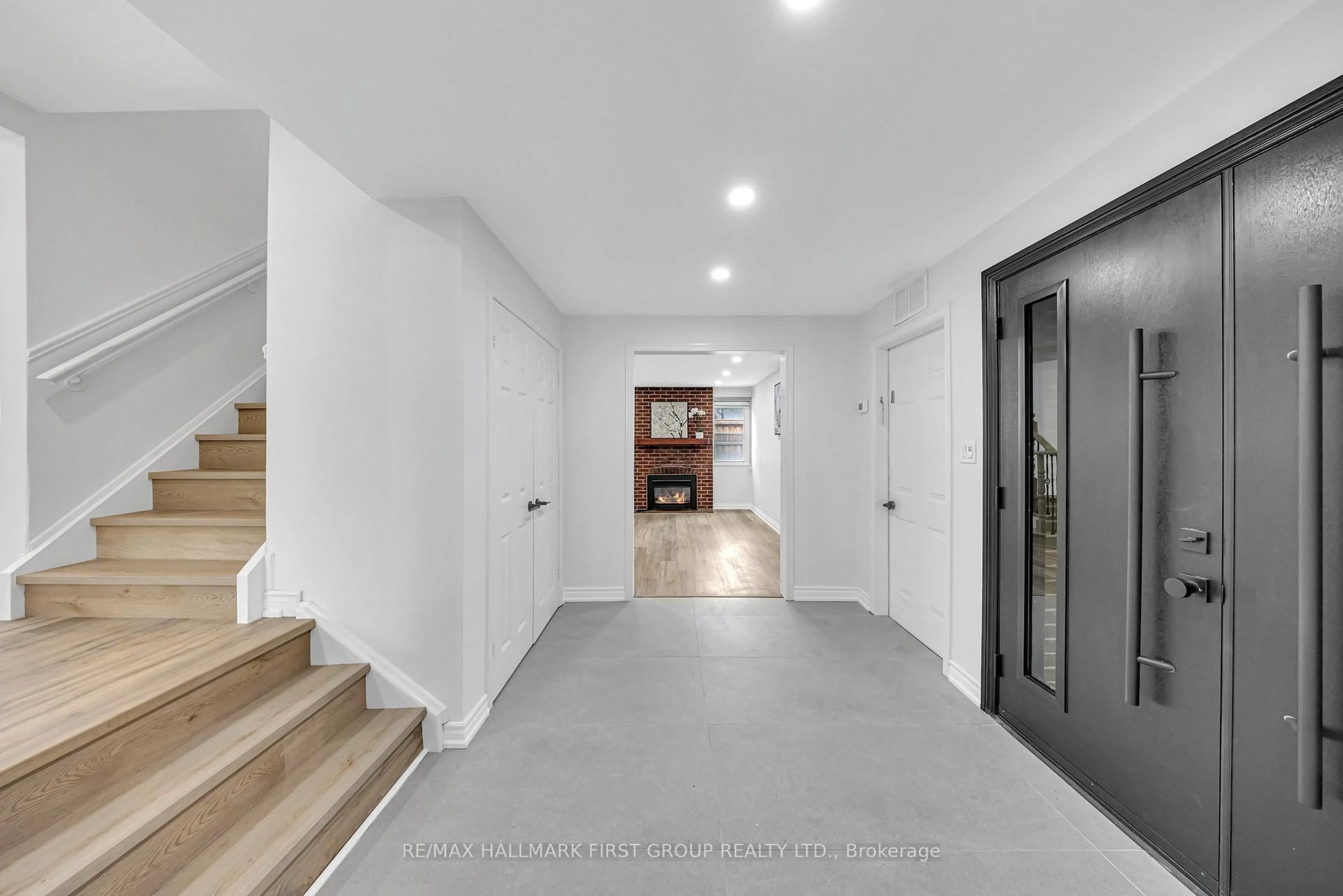 Indoor foyer for 890 Briarwood Dr, Oshawa Ontario L1K 2A6