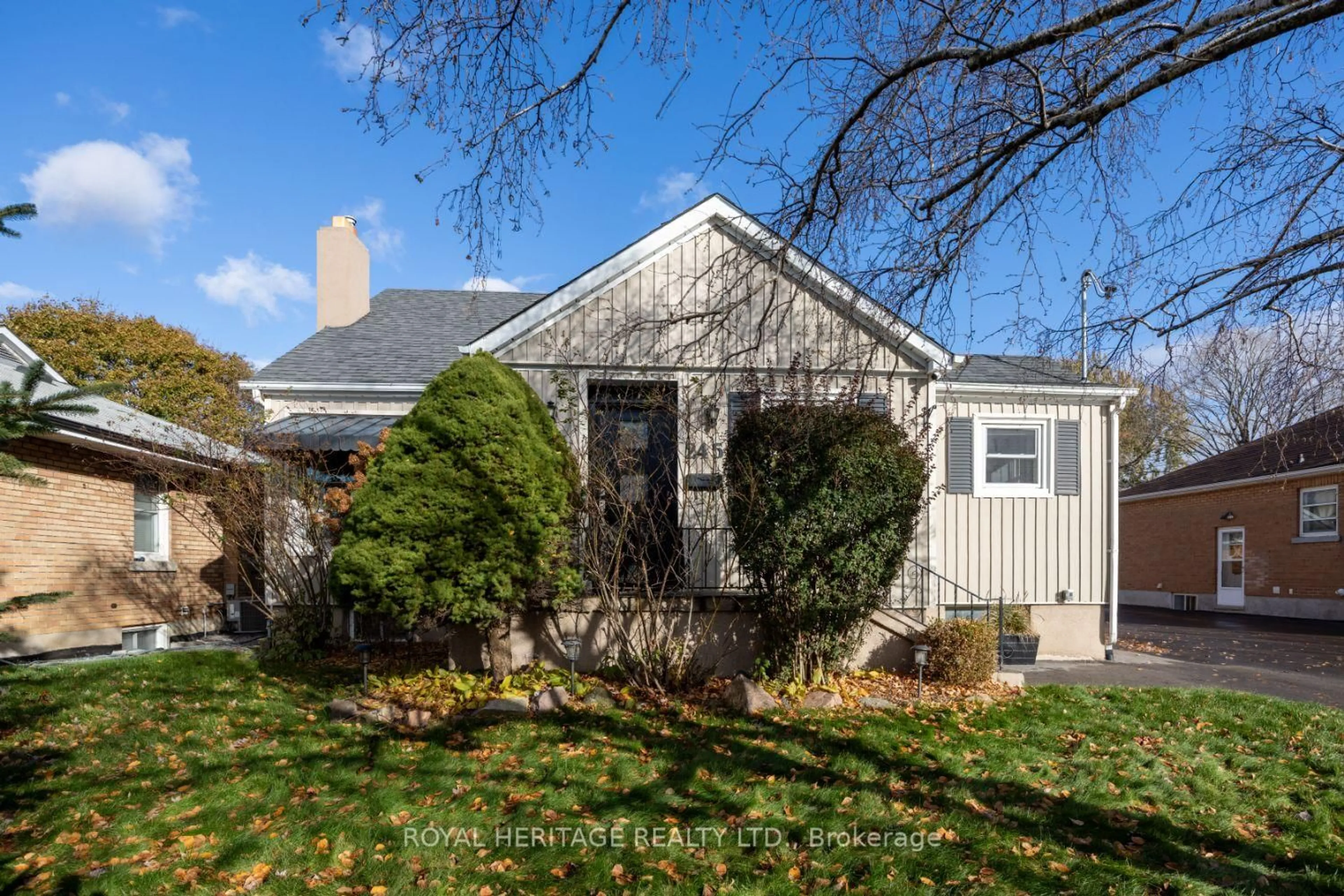 Home with vinyl exterior material, street for 245 Elizabeth St, Oshawa Ontario L1J 5S5