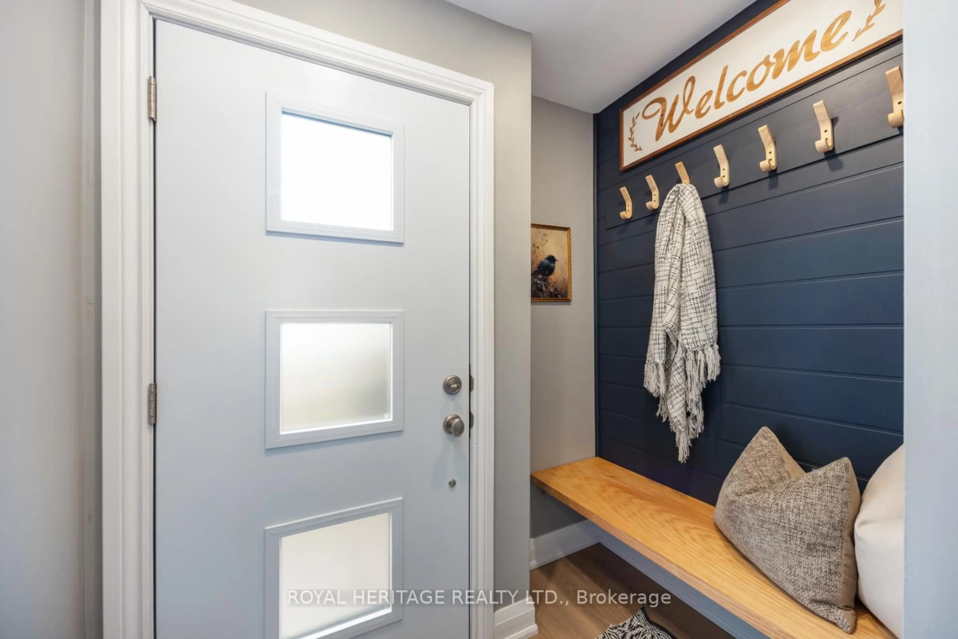 Indoor entryway for 245 Elizabeth St, Oshawa Ontario L1J 5S5