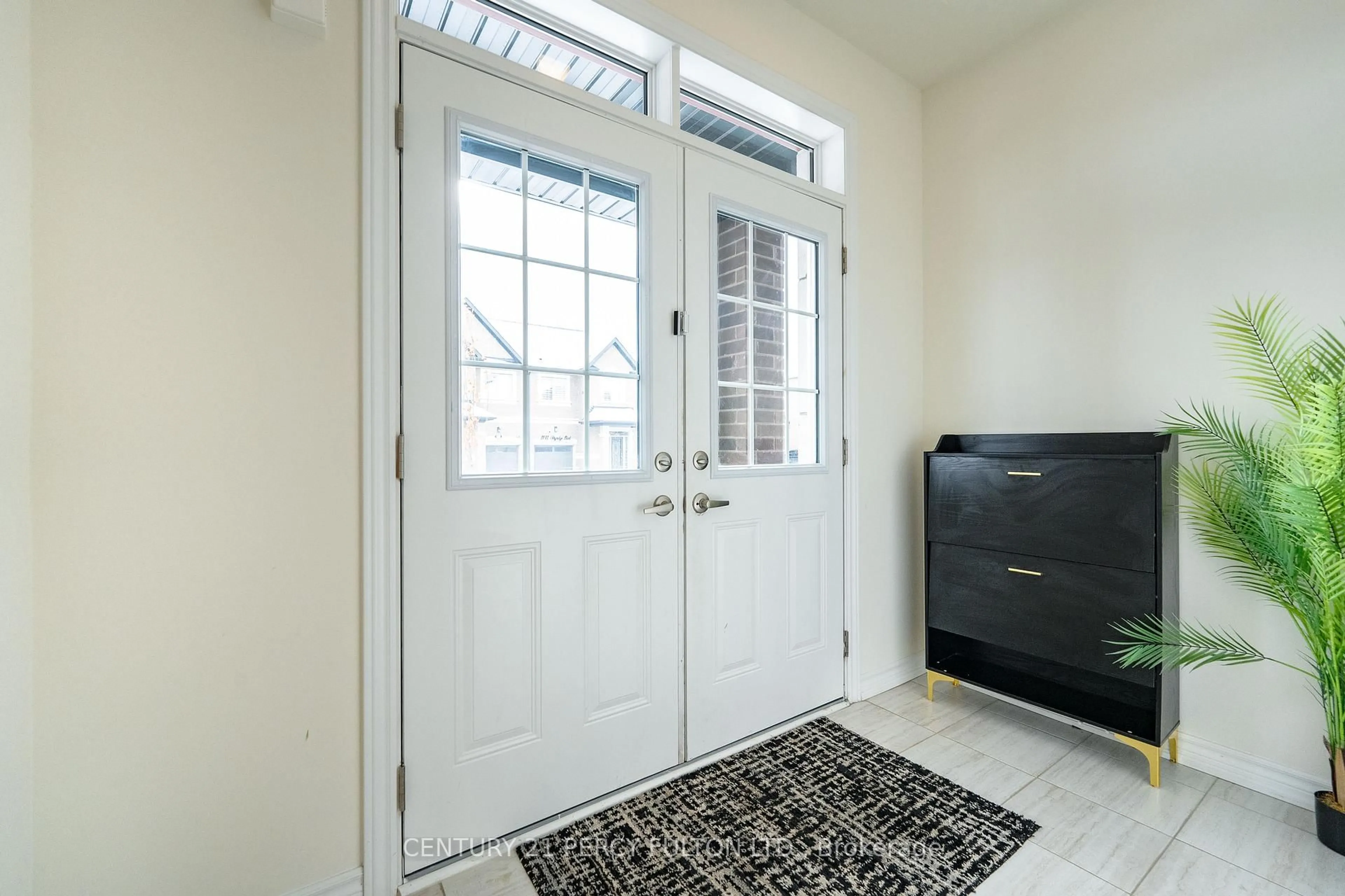 Indoor entryway for 1144 Skyridge Blvd, Pickering Ontario L1X 0M4