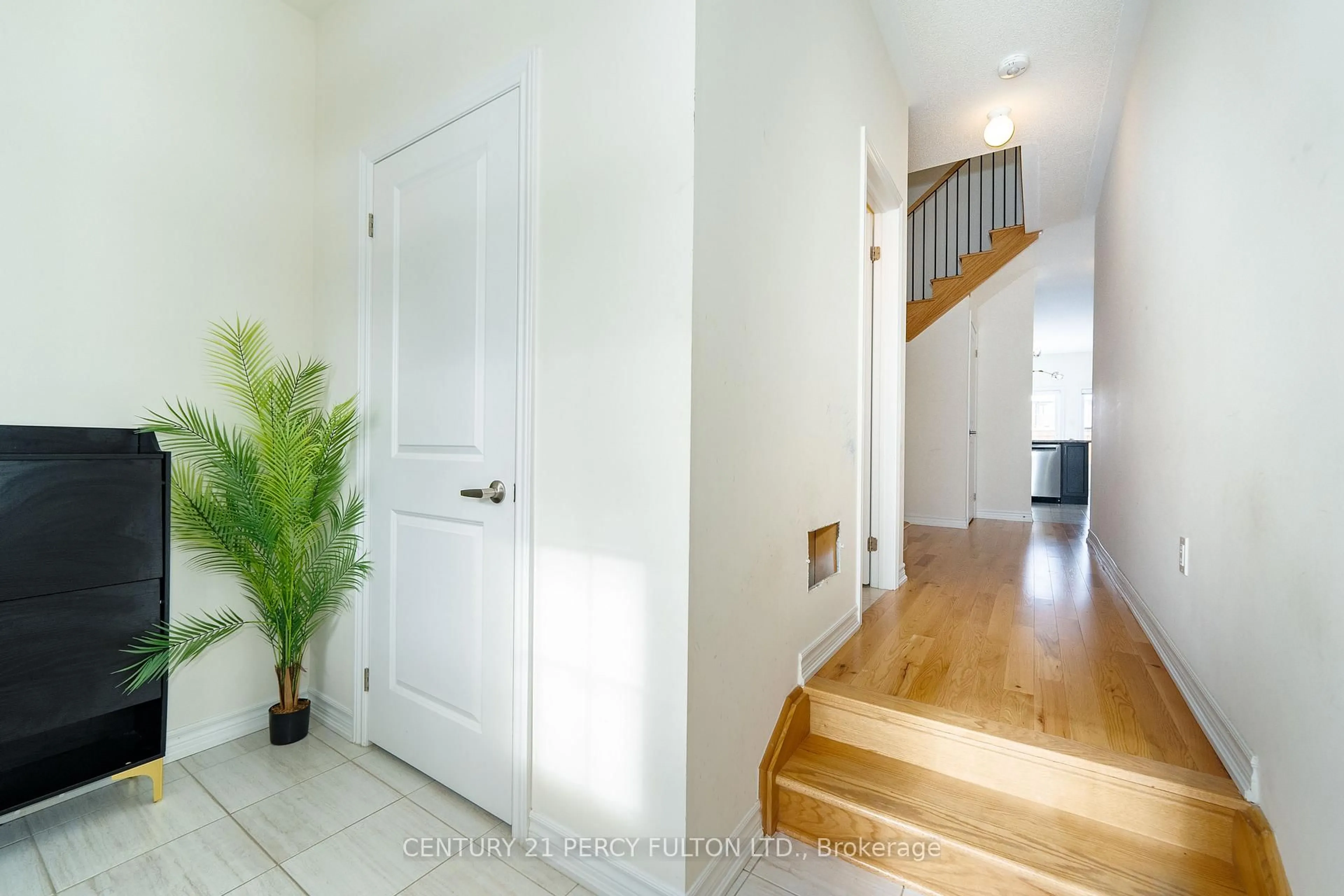 Indoor entryway for 1144 Skyridge Blvd, Pickering Ontario L1X 0M4