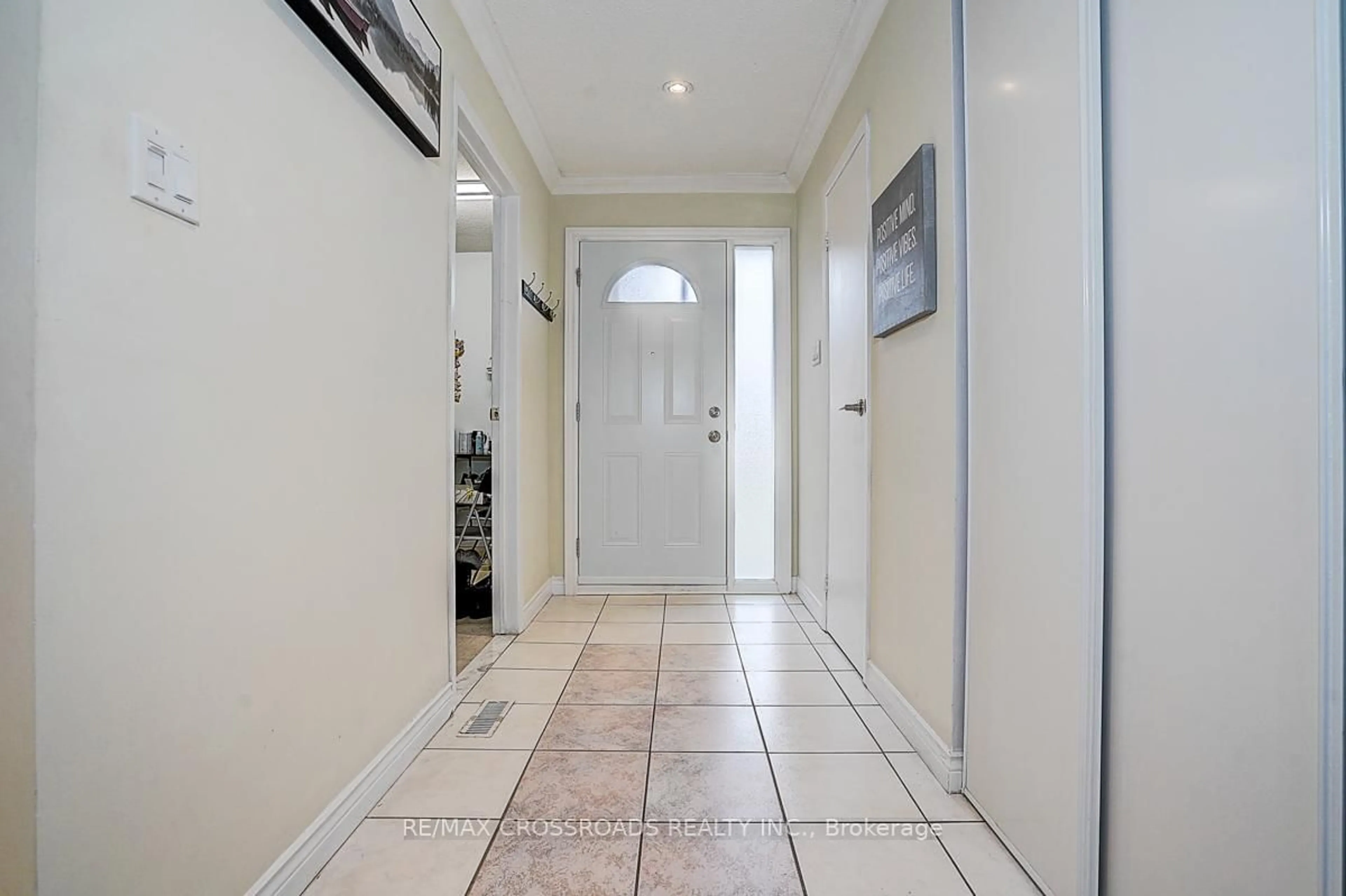 Indoor foyer for 27 Sunburst Sq, Toronto Ontario M1B 1R3