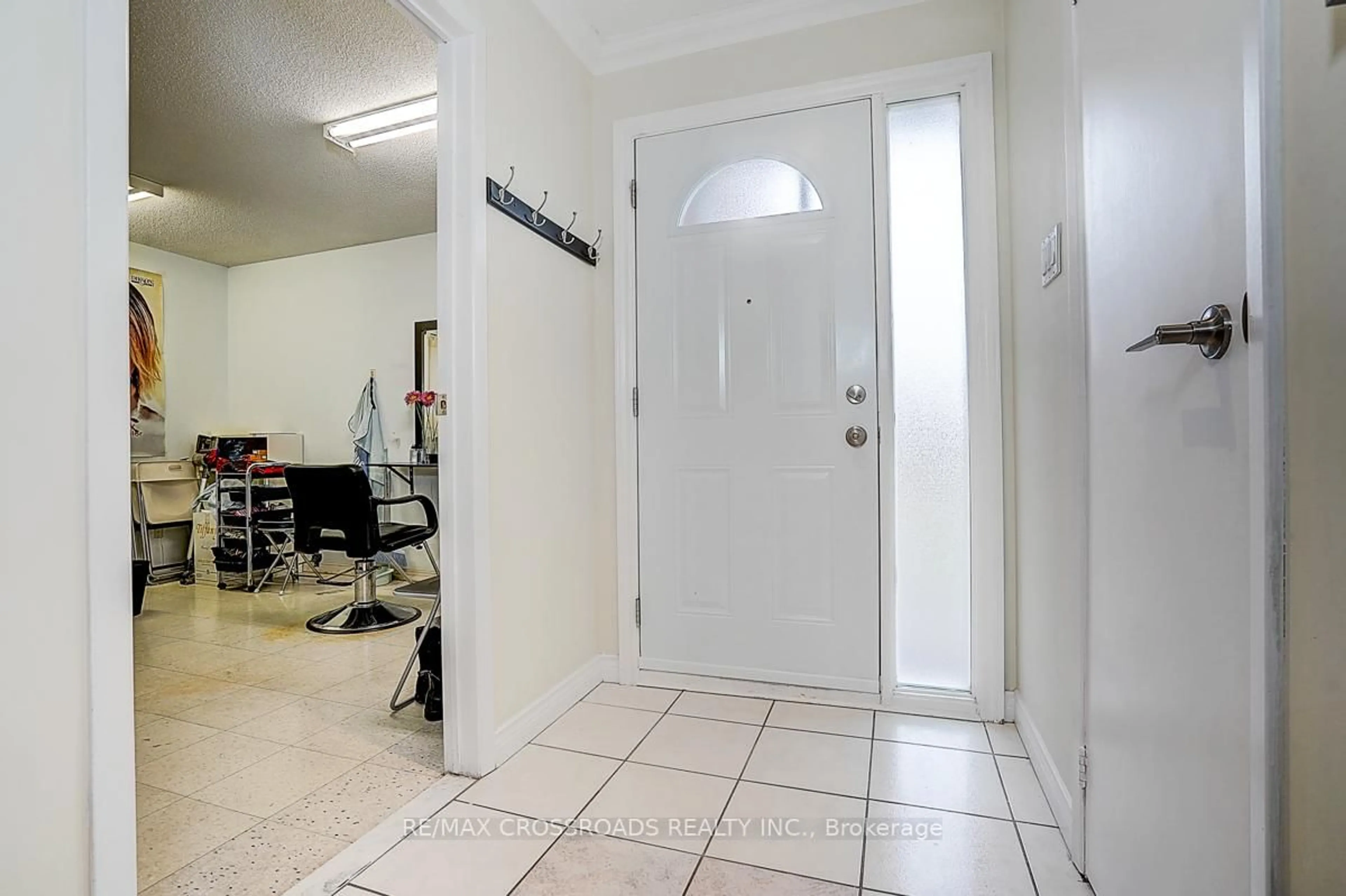 Indoor foyer for 27 Sunburst Sq, Toronto Ontario M1B 1R3