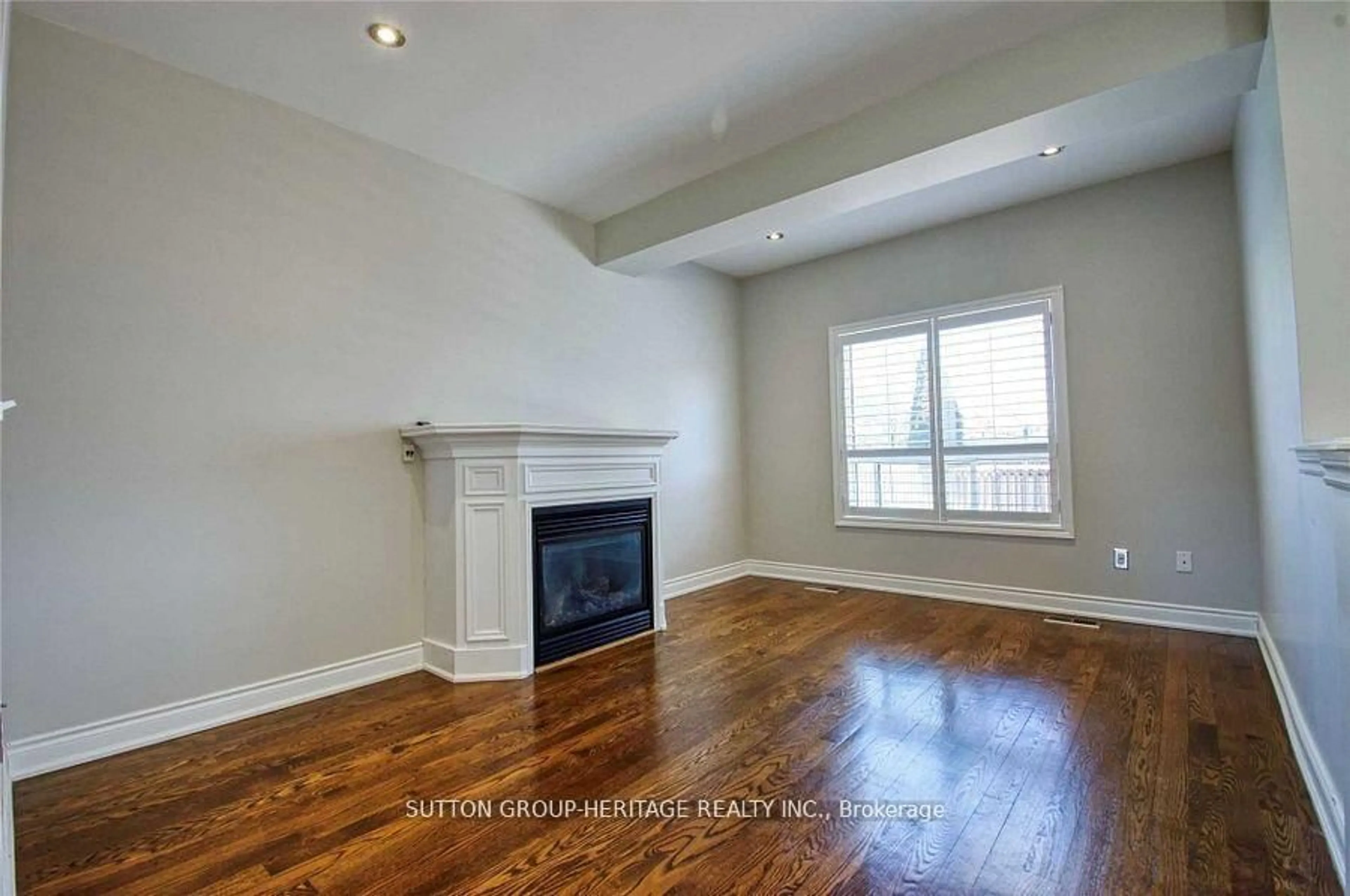 Living room with furniture, wood/laminate floor for 52 Wessex Dr, Whitby Ontario L1M 2C3