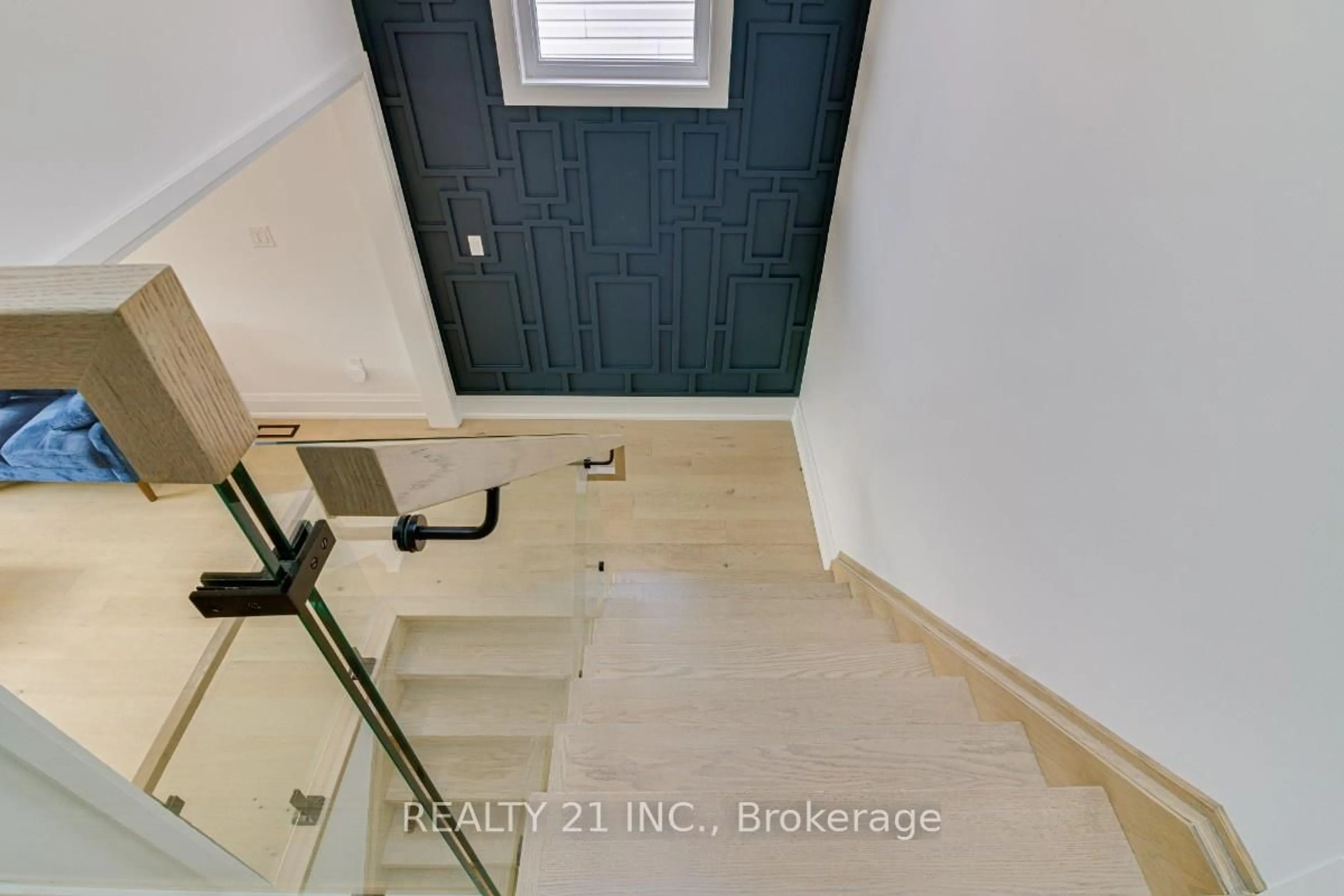 Indoor entryway for 83 Kalmar Ave, Toronto Ontario M1N 3G5