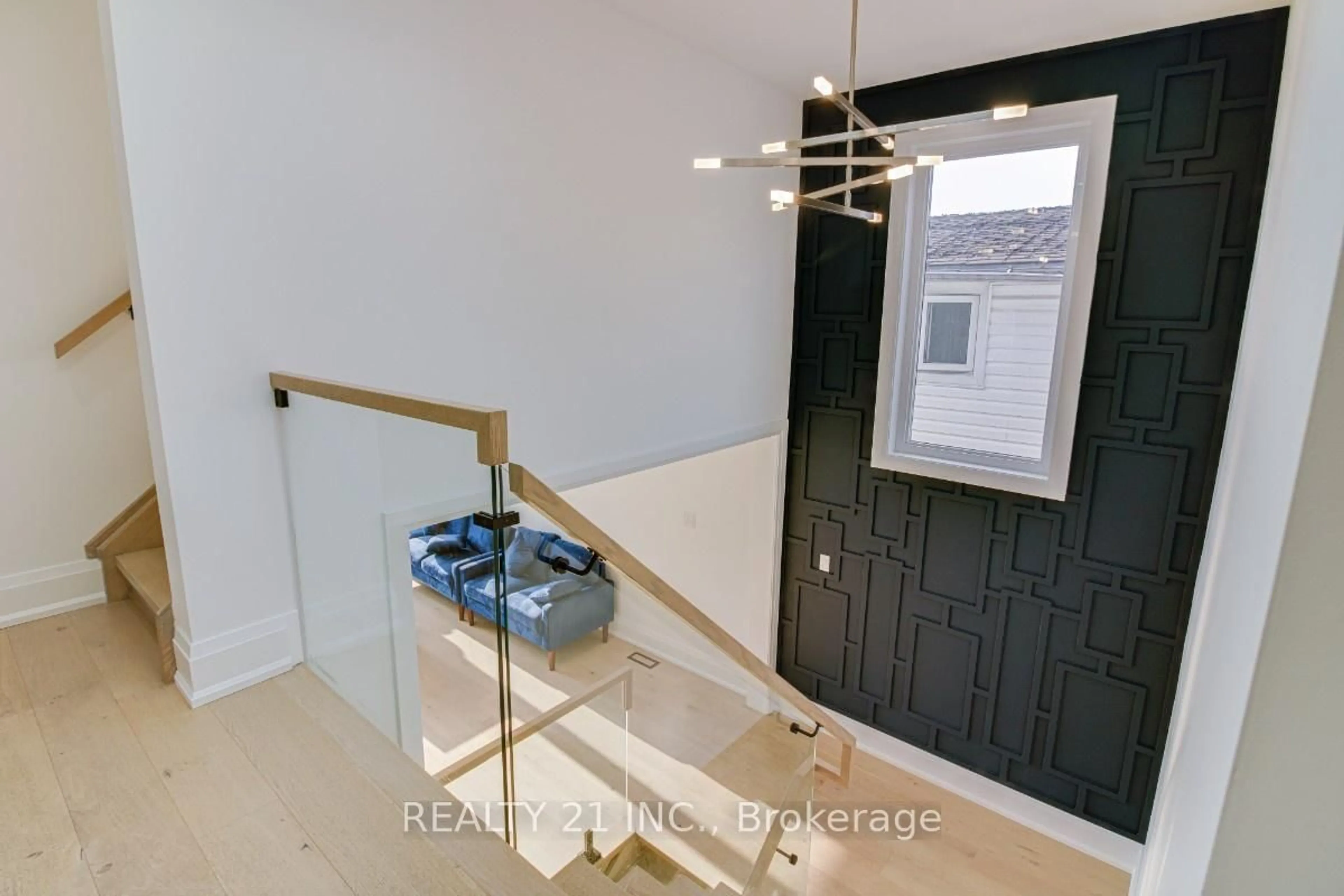Indoor foyer for 83 Kalmar Ave, Toronto Ontario M1N 3G5