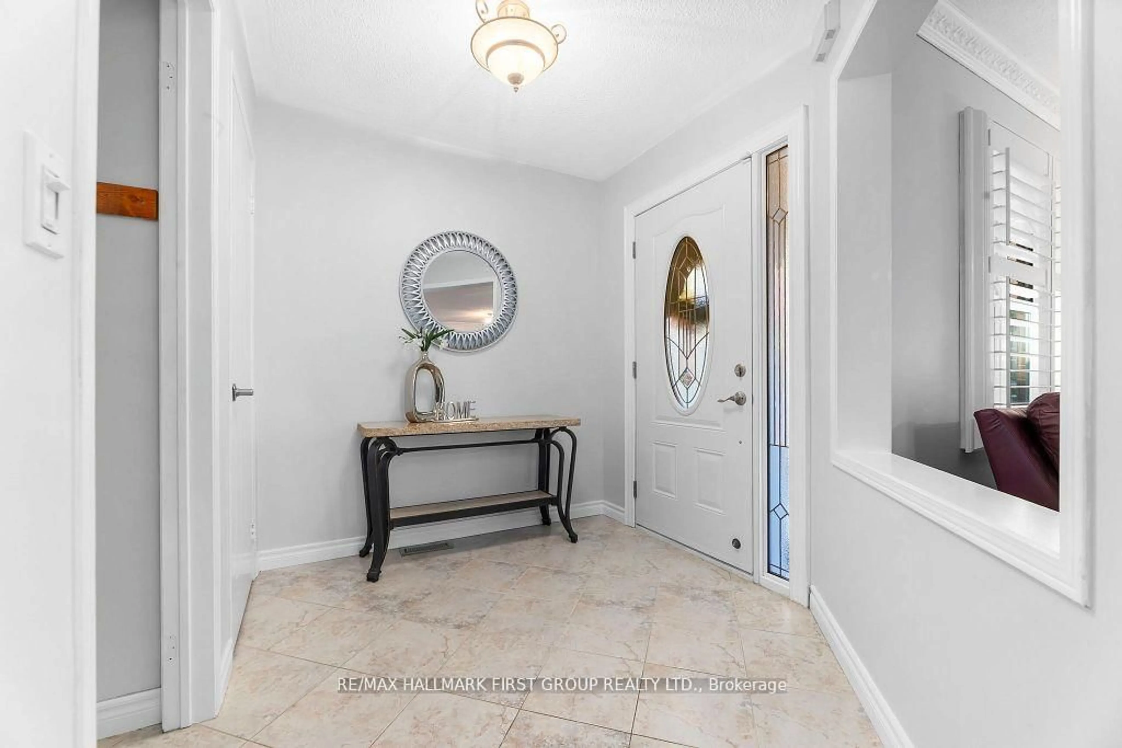 Indoor entryway for 122 Thicket Cres, Pickering Ontario L1V 6S6