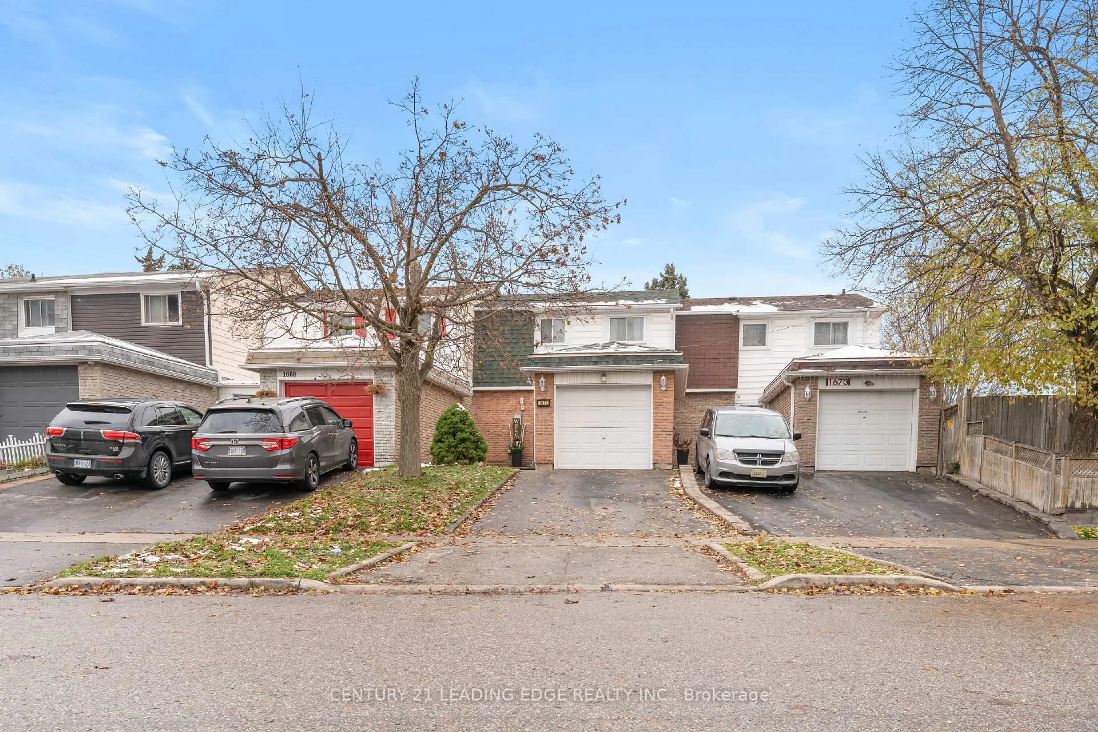 A pic from outside/outdoor area/front of a property/back of a property/a pic from drone, street for 1671 Alwin Circ, Pickering Ontario L1V 2W1