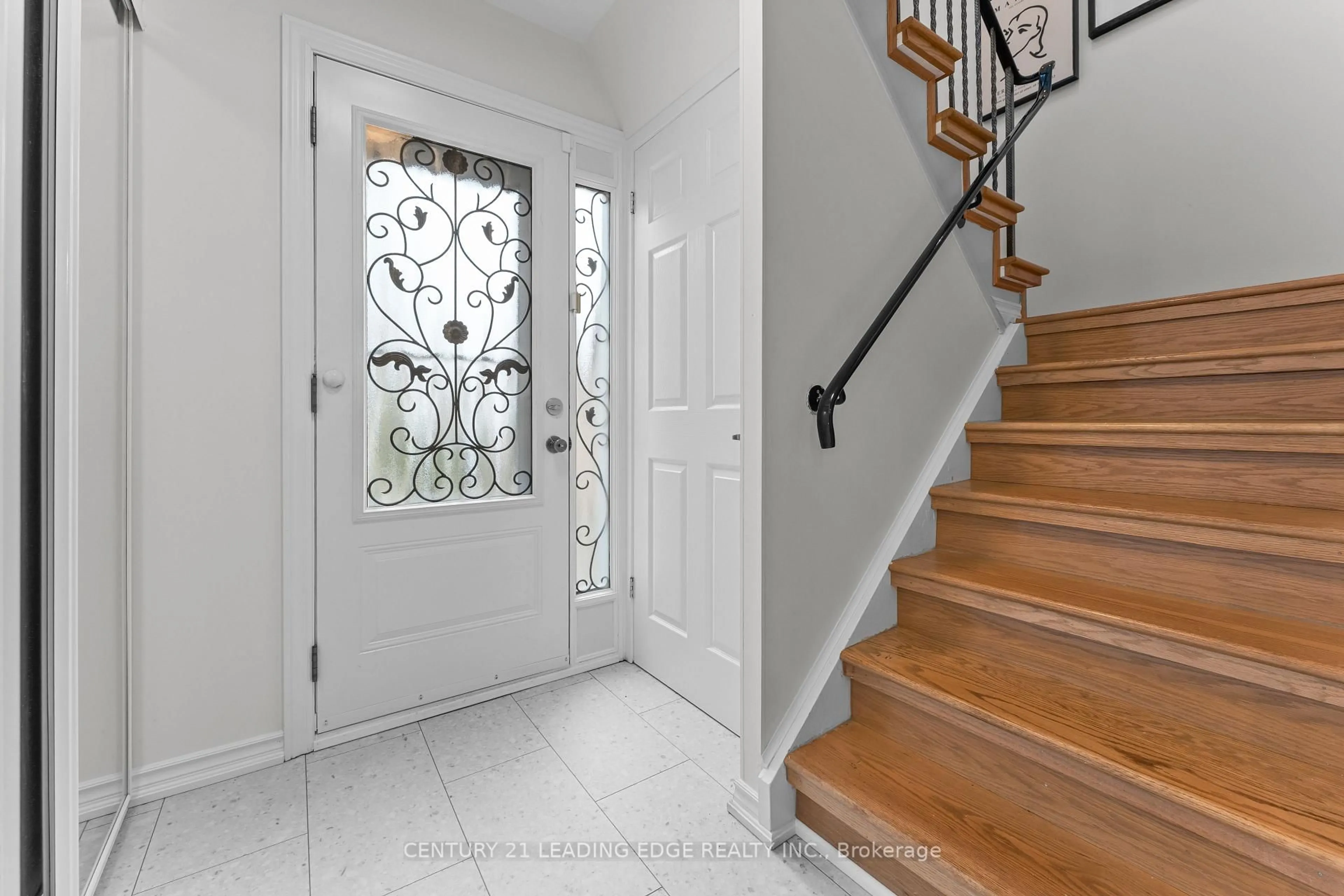 Indoor entryway for 1671 Alwin Circ, Pickering Ontario L1V 2W1