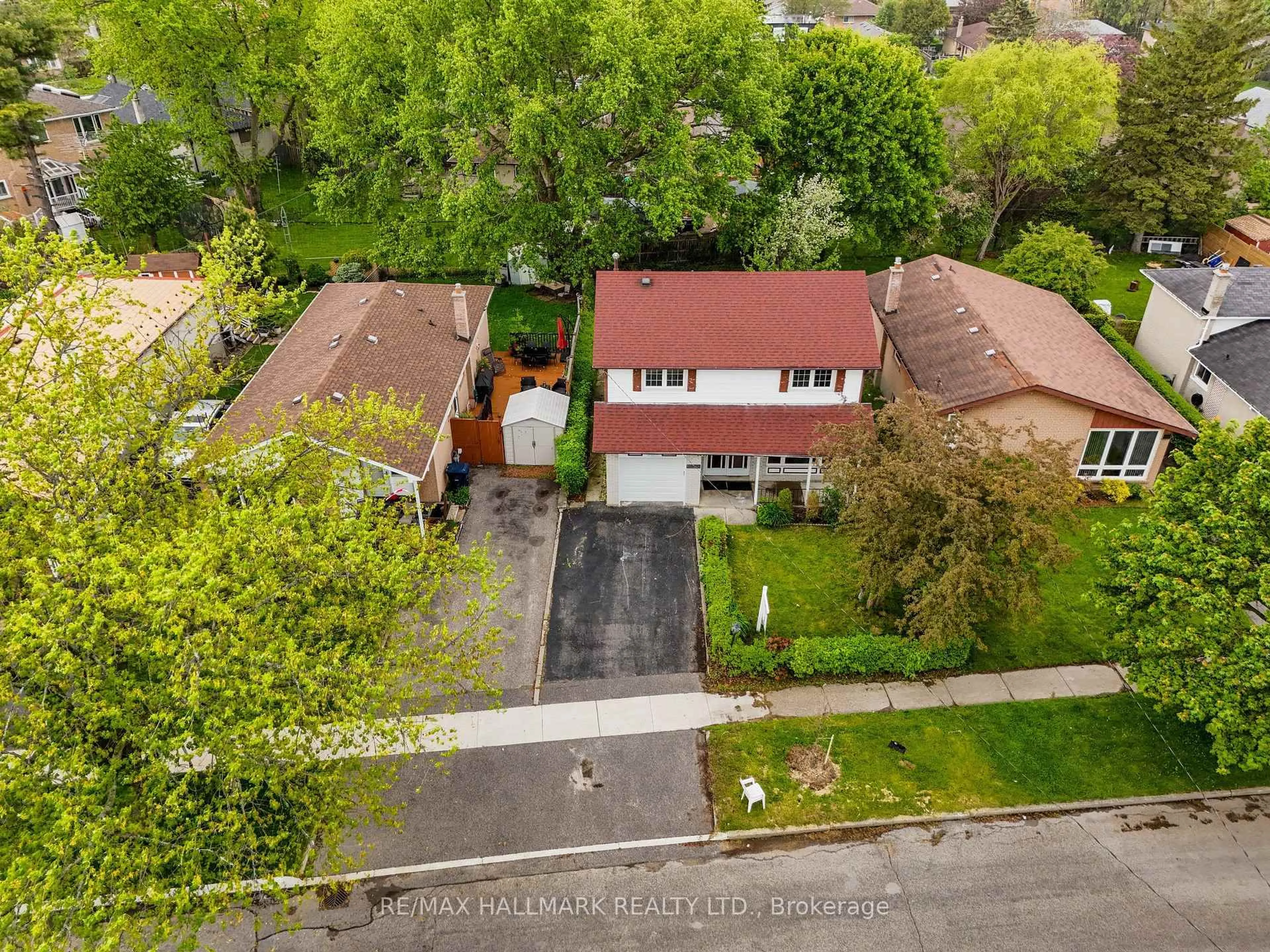 A pic from outside/outdoor area/front of a property/back of a property/a pic from drone, street for 35 Rowallan Dr, Toronto Ontario M1E 2Y5