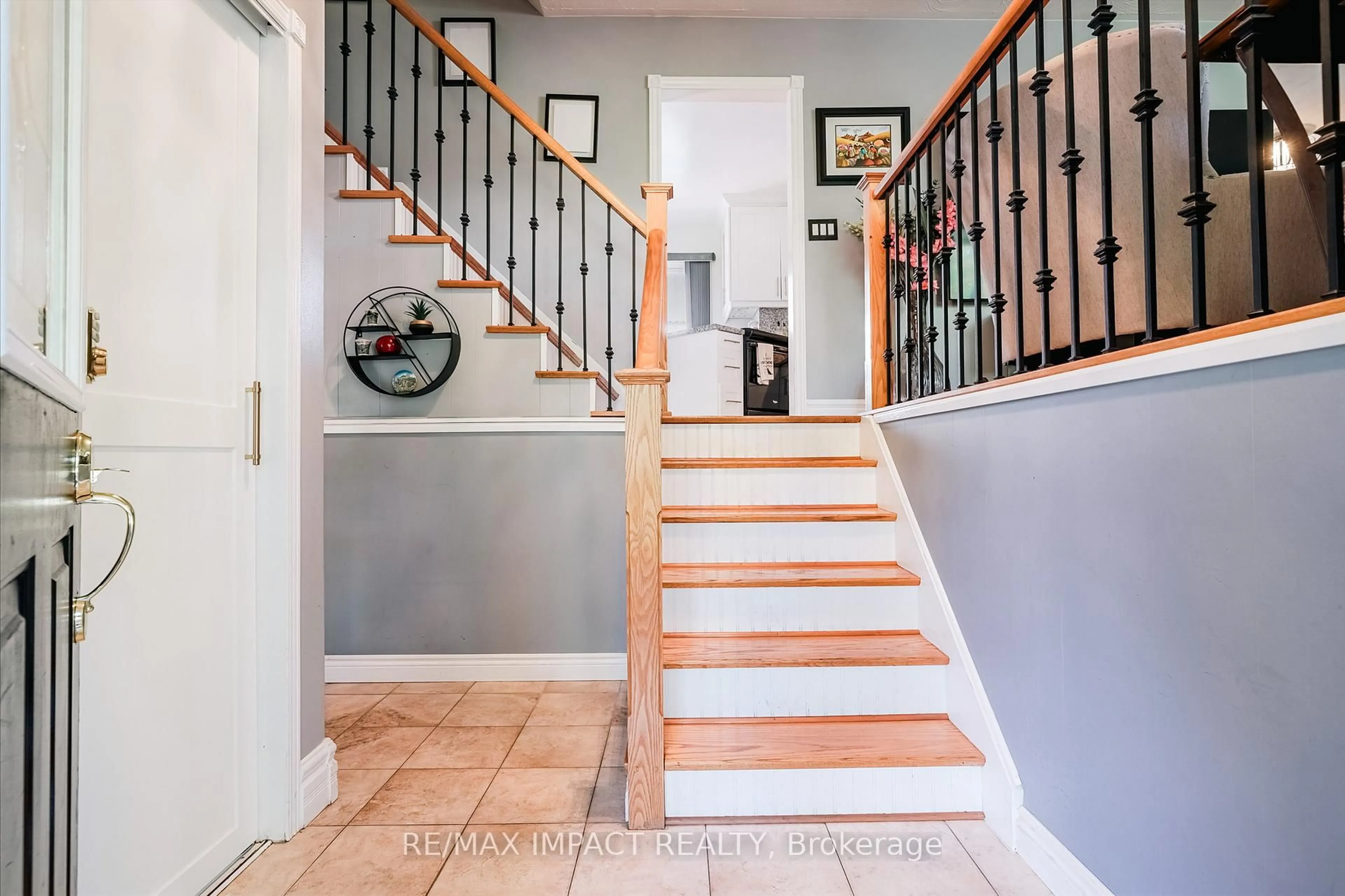 Indoor entryway for 415 Jane Ave, Oshawa Ontario L1J 3L6
