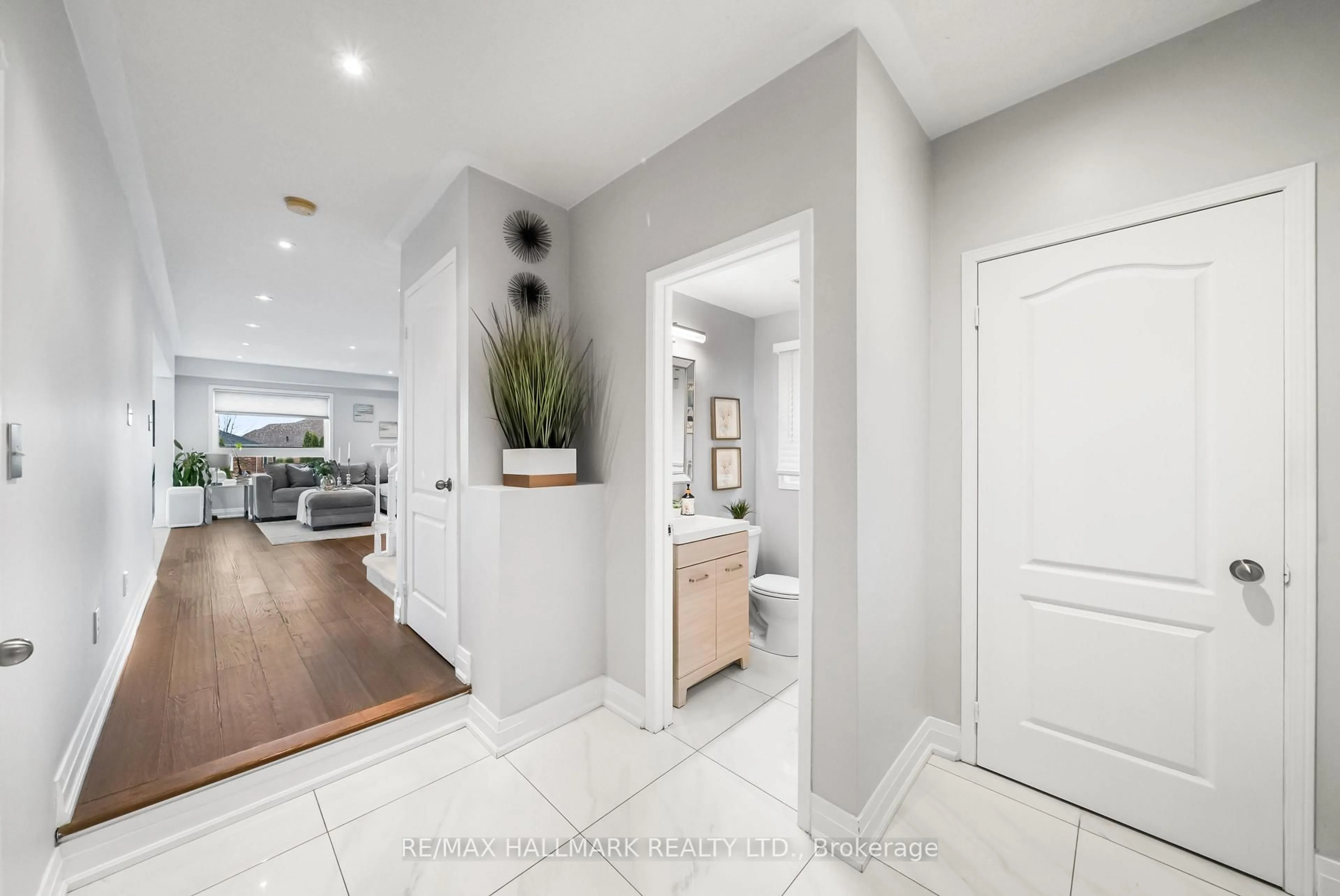Indoor entryway for 205 Bean Cres, Ajax Ontario L1T 4K4