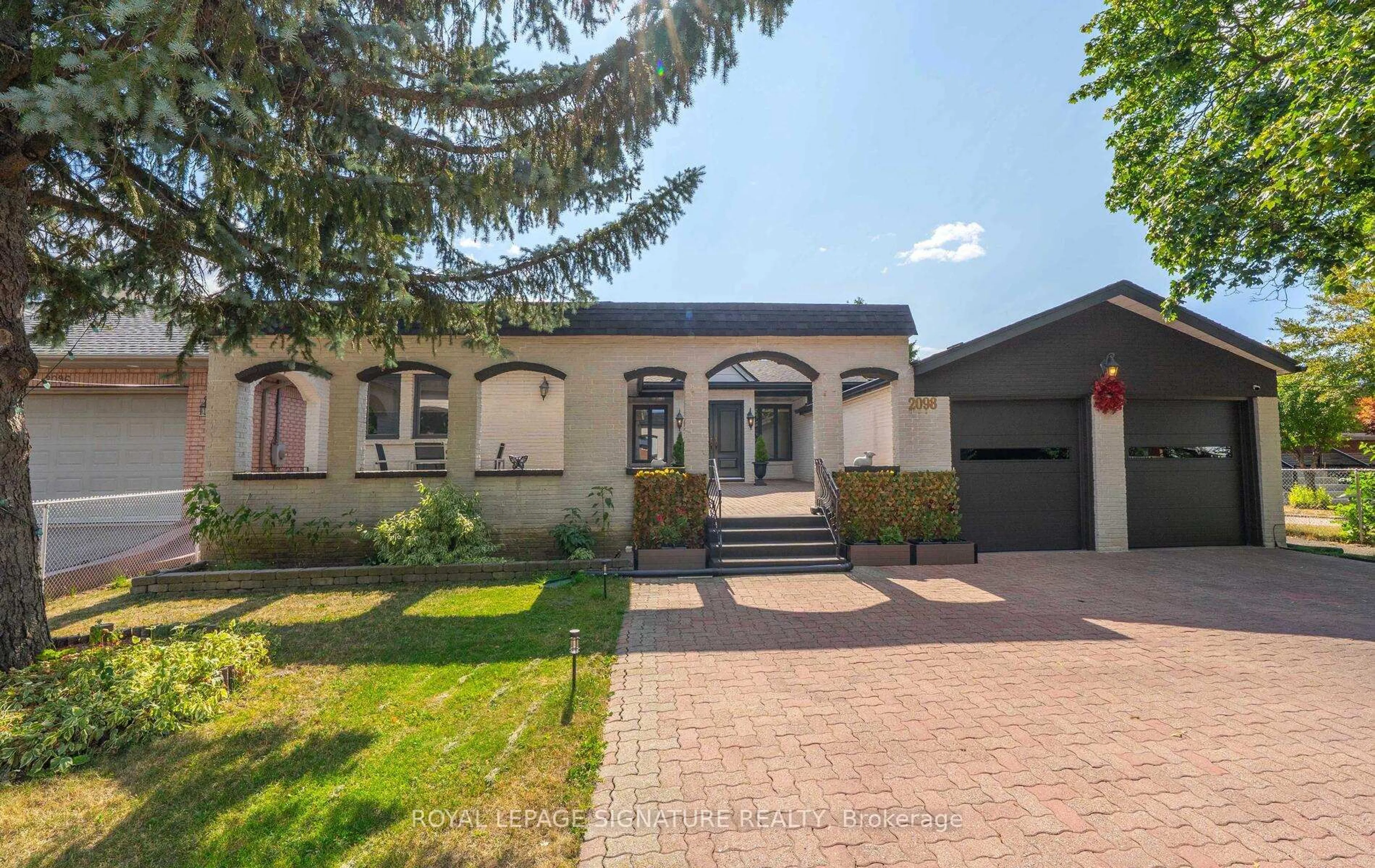 Home with brick exterior material, street for 2098 Pharmacy Ave, Toronto Ontario M1W 1H8