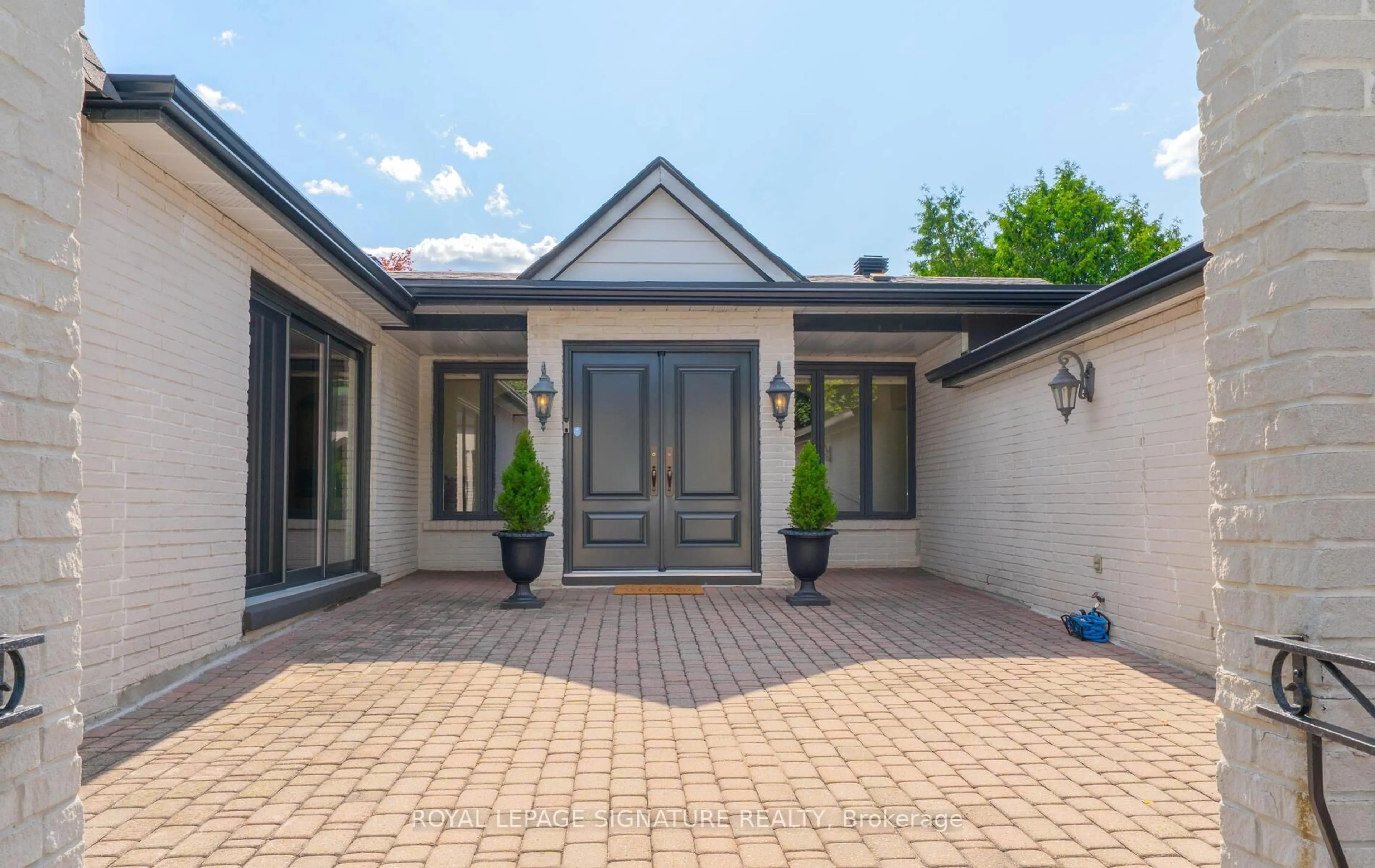 Unknown for 2098 Pharmacy Ave, Toronto Ontario M1W 1H8