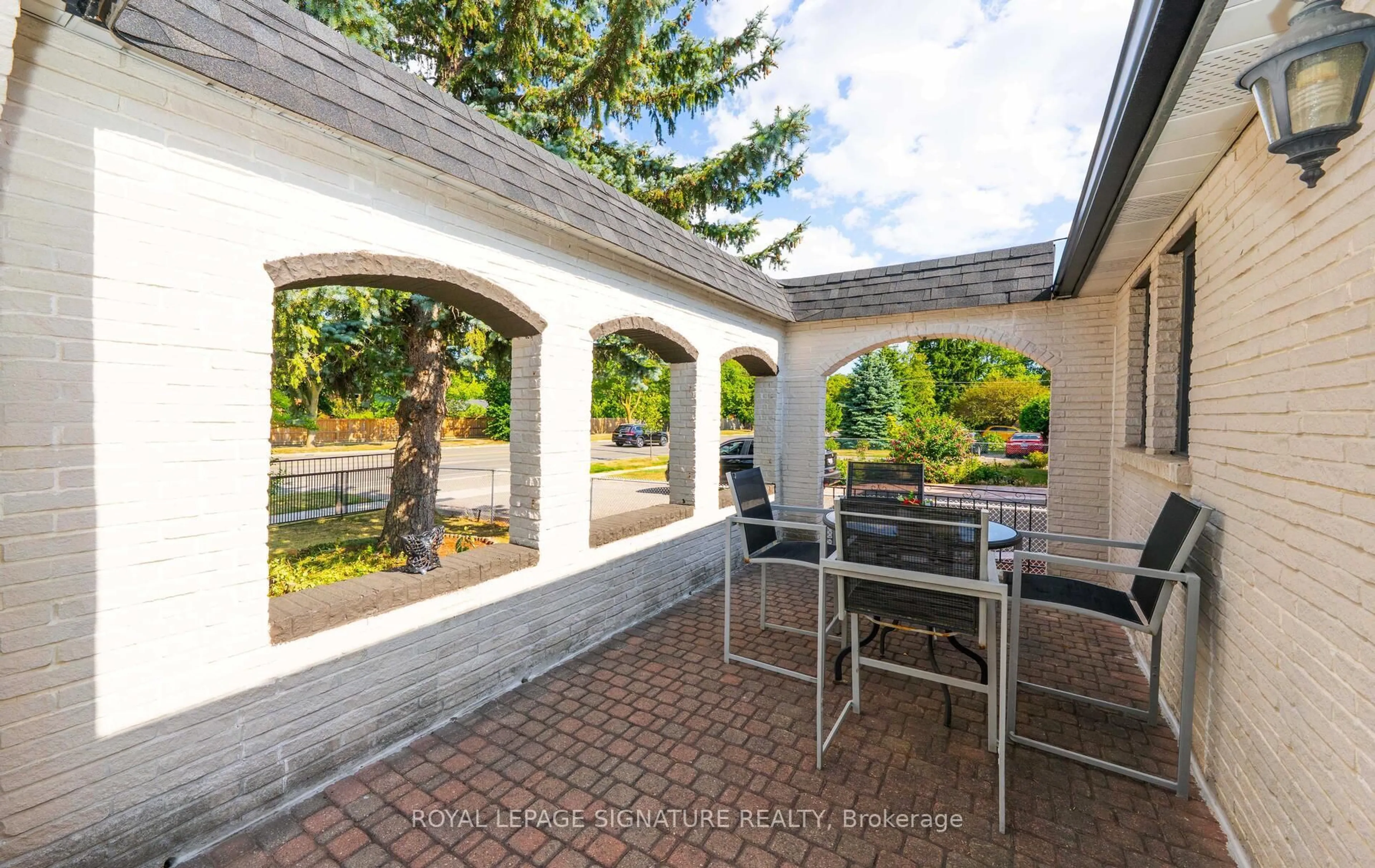 Patio, street for 2098 Pharmacy Ave, Toronto Ontario M1W 1H8