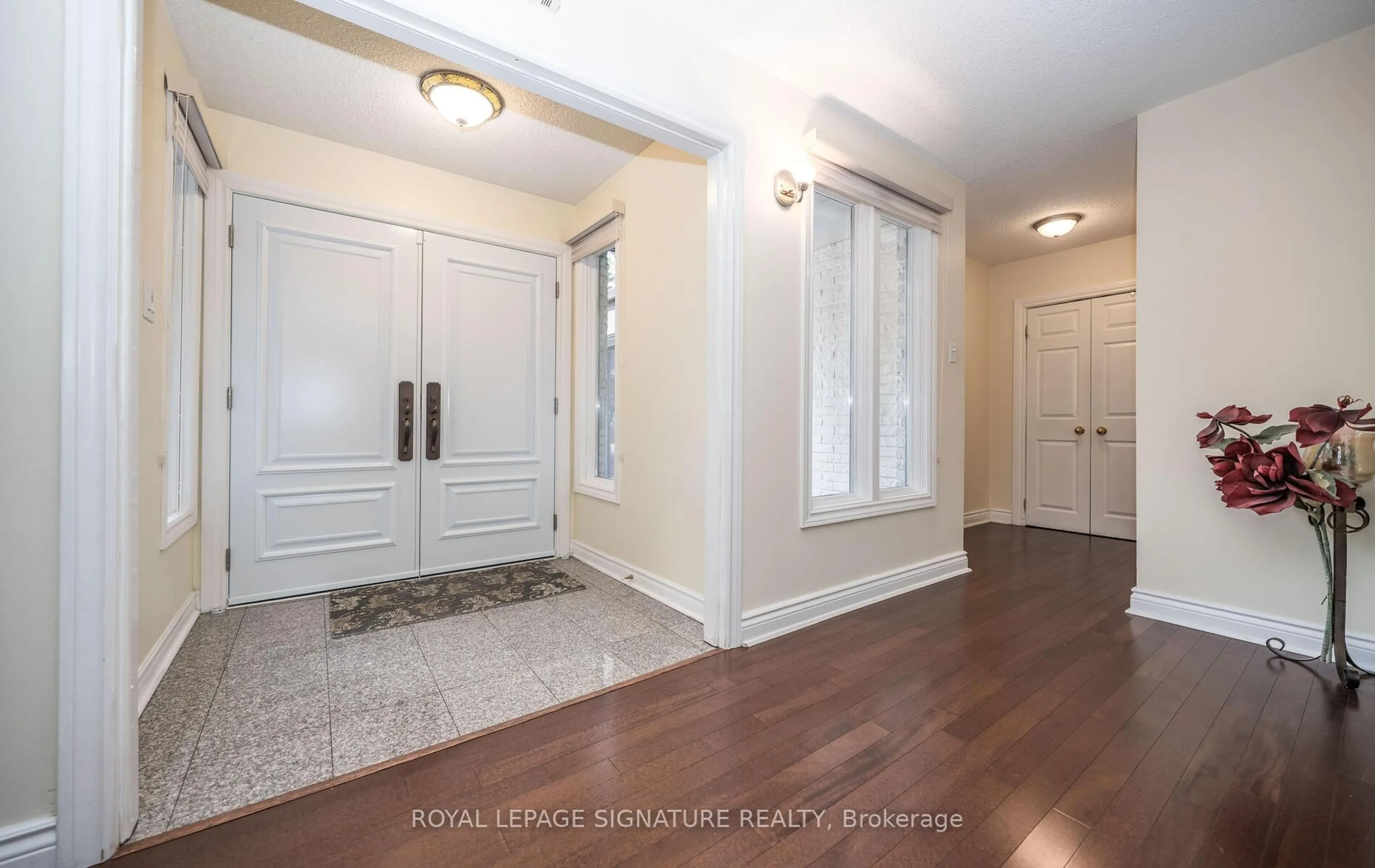 Indoor entryway for 2098 Pharmacy Ave, Toronto Ontario M1W 1H8