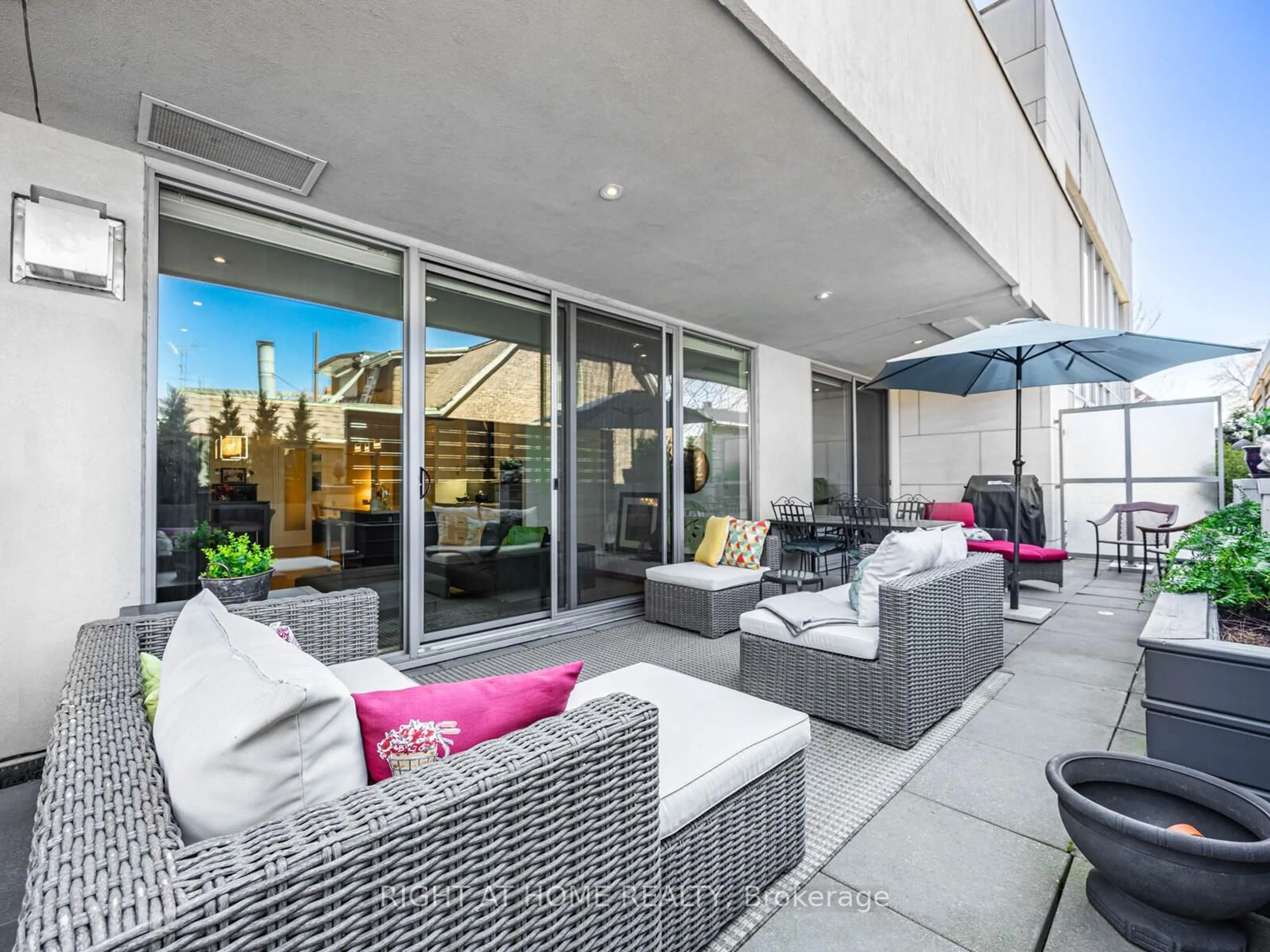 Patio, street for 1 Rainsford Rd #207, Toronto Ontario M4L 3N5