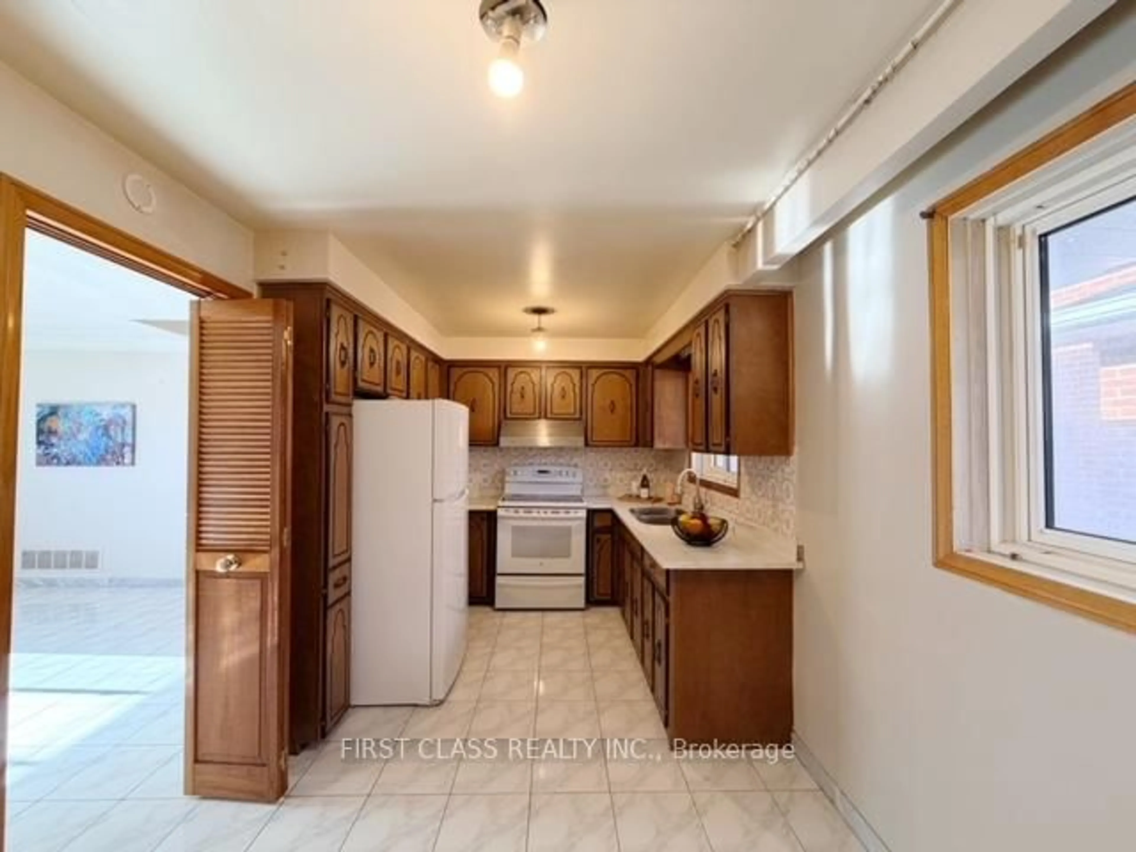 Standard kitchen, ceramic/tile floor for 82 Gooderham Dr, Toronto Ontario M1R 3G7