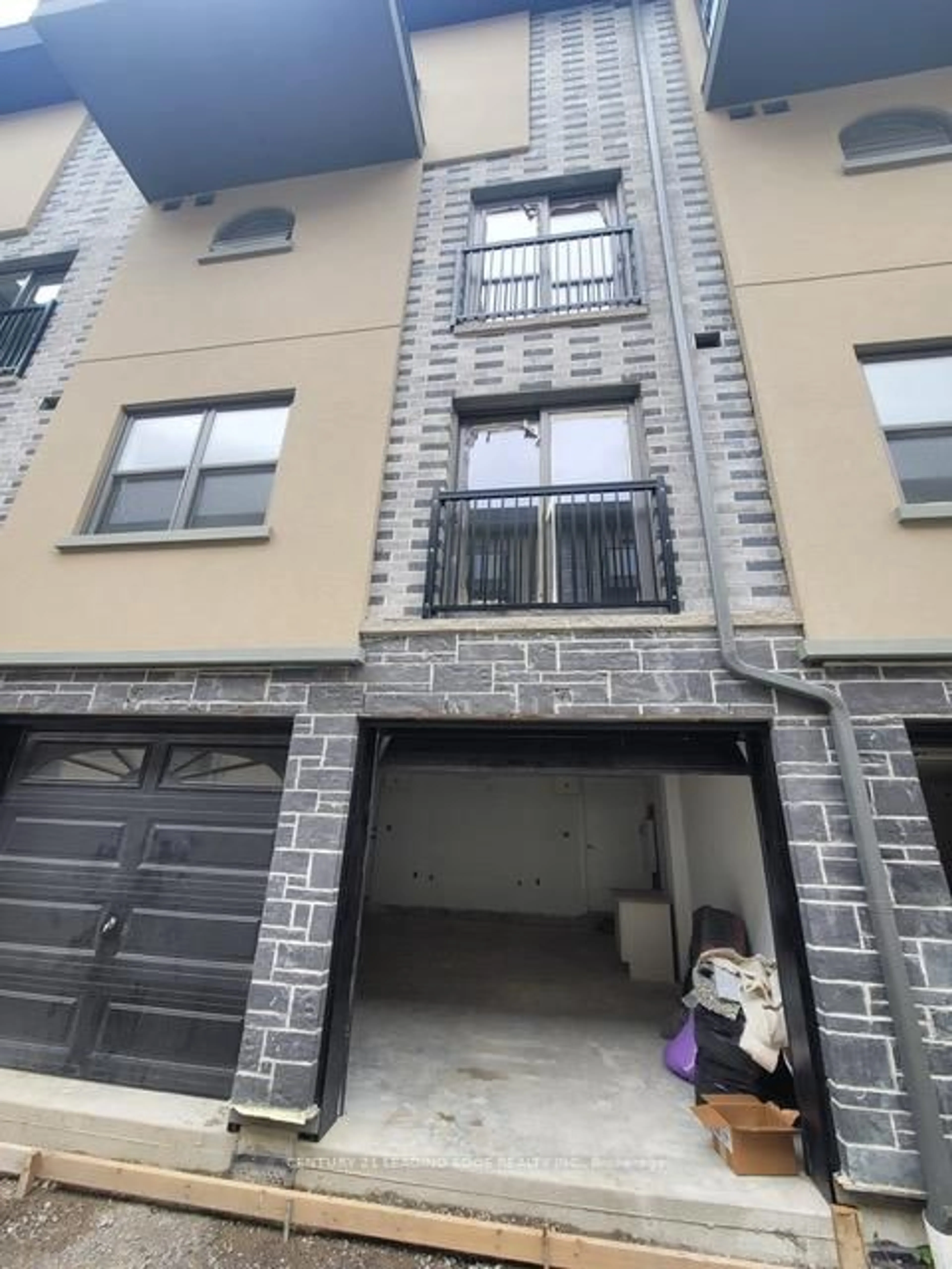 Unknown for 400 MARY St #6, Whitby Ontario L1N 2P8