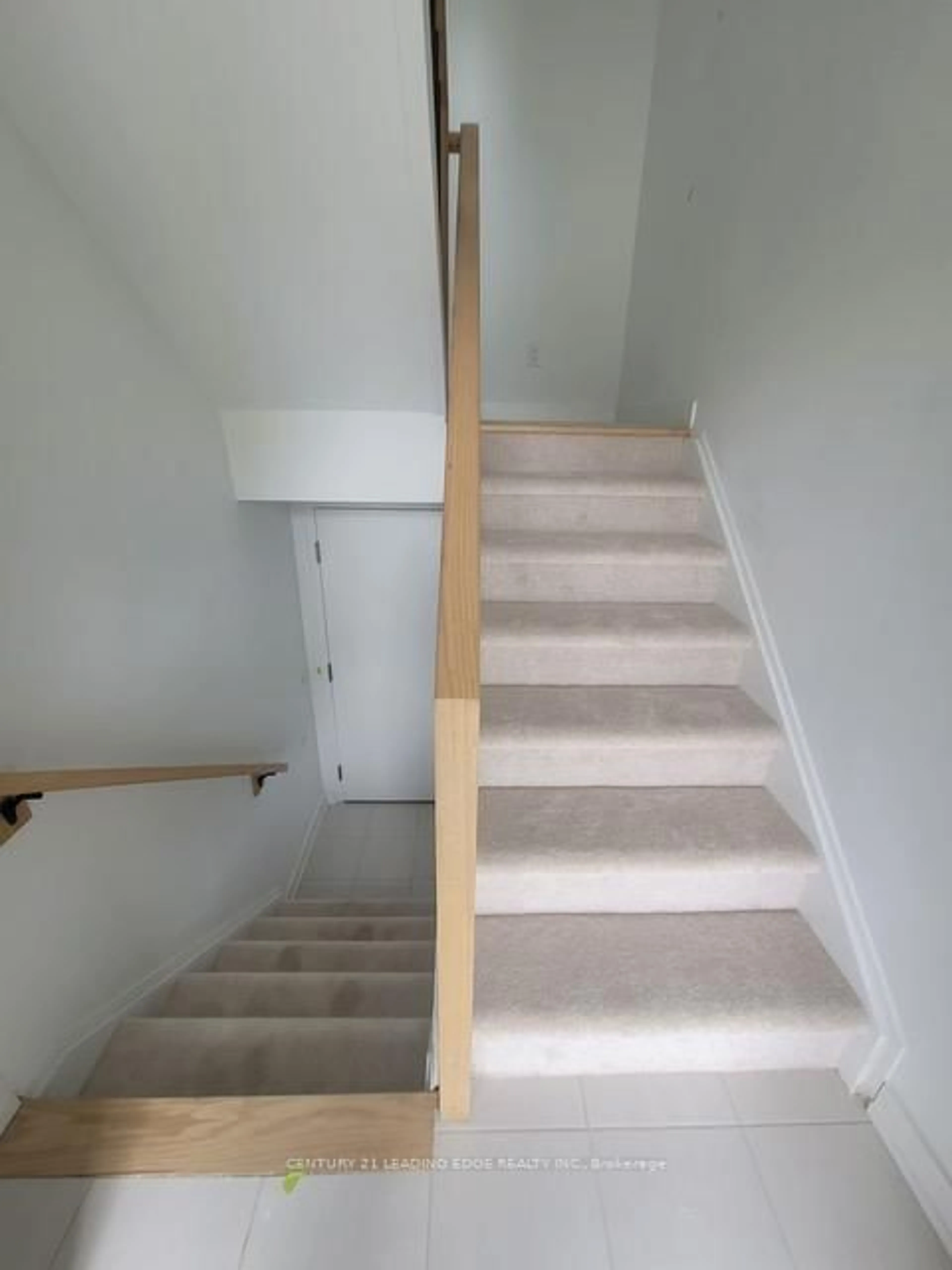 Stairs for 400 MARY St #6, Whitby Ontario L1N 2P8