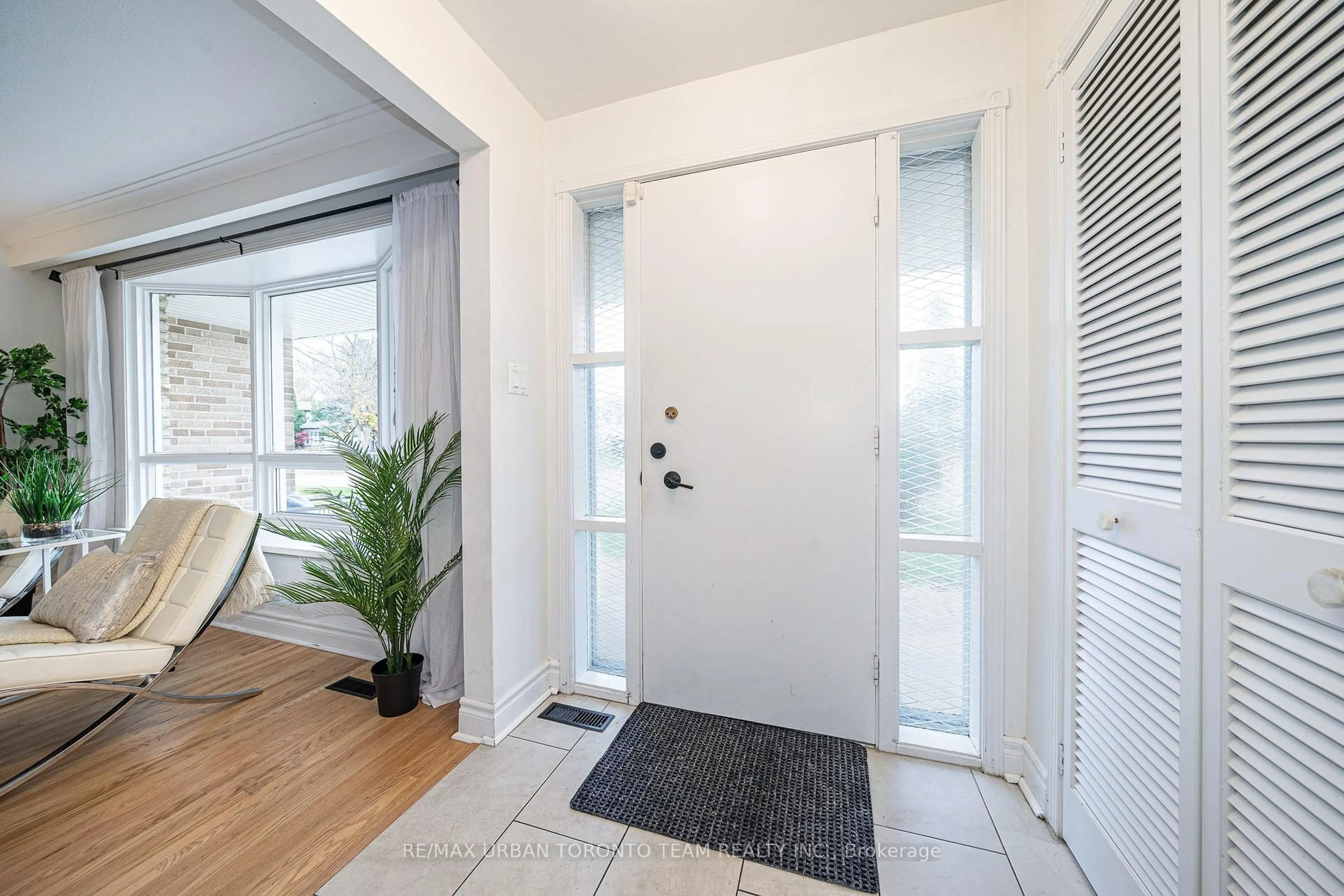 Indoor entryway for 12 Wardencourt Dr, Toronto Ontario M1T 2H3