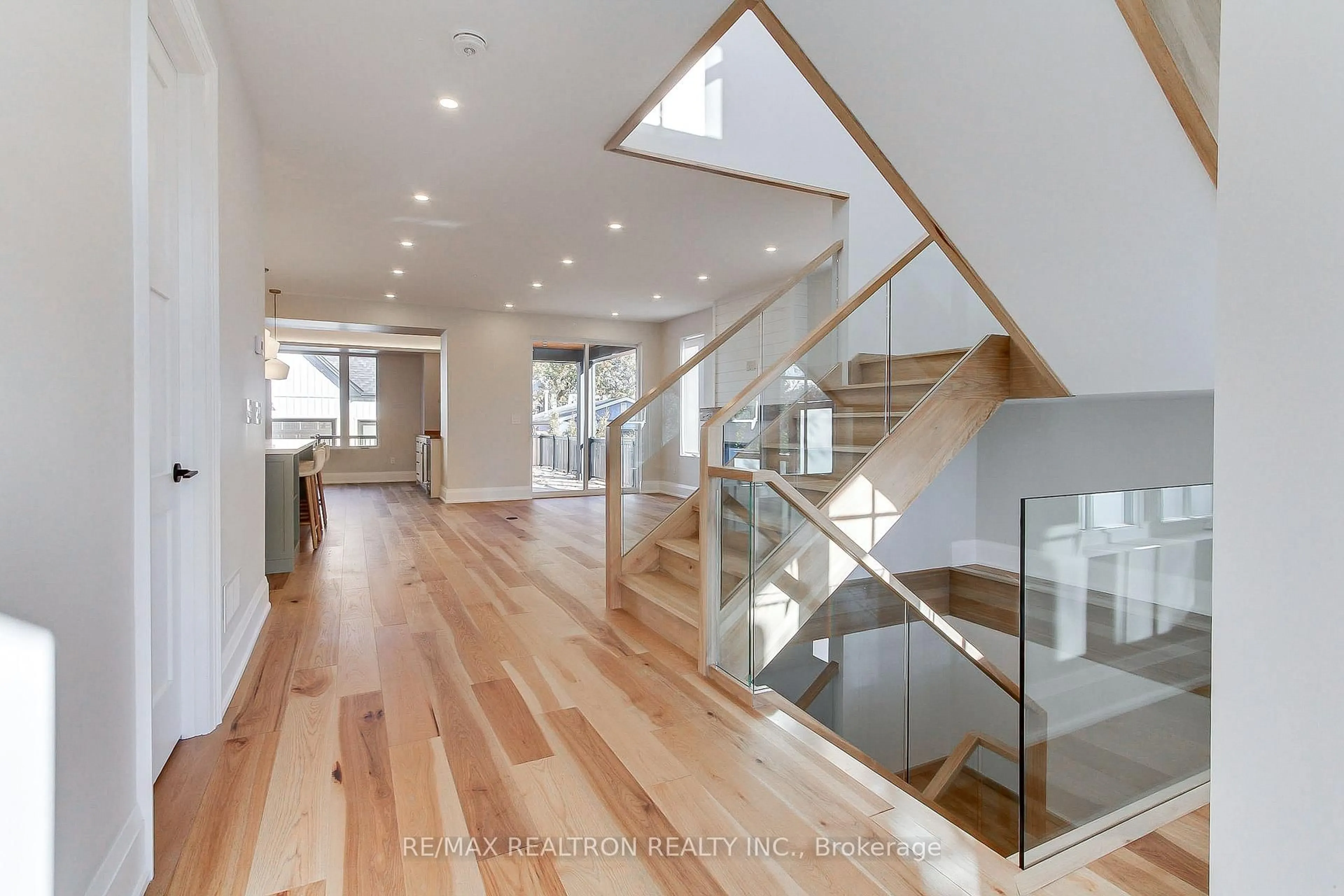 Indoor foyer for 667 Pleasant St, Pickering Ontario L1W 1P8