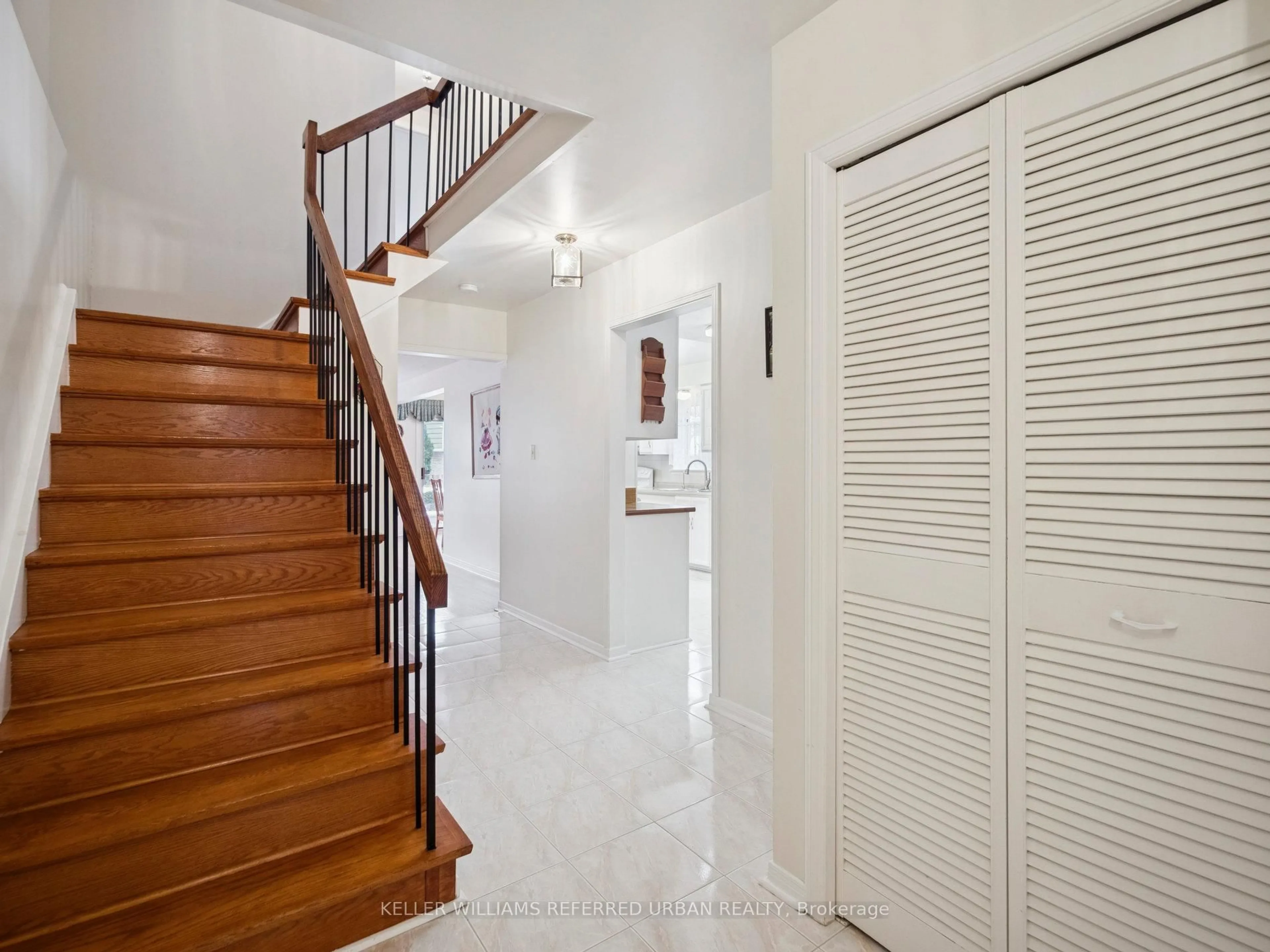 Indoor foyer for 339 Chartland Blvd, Toronto Ontario M1S 3P4