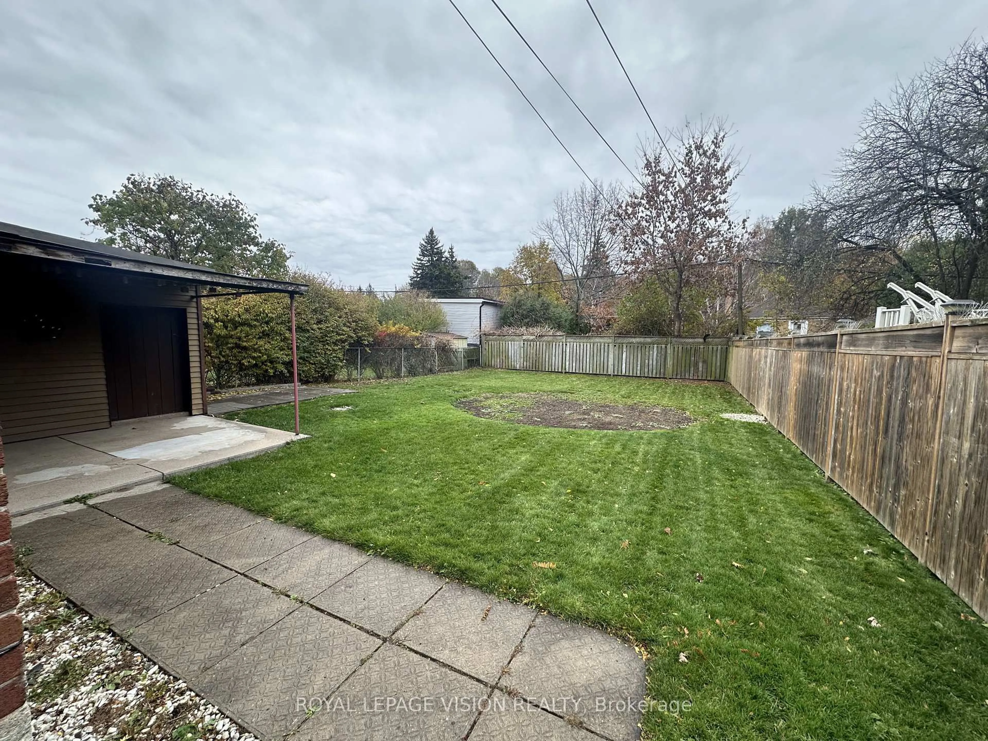 A pic from outside/outdoor area/front of a property/back of a property/a pic from drone, street for 29 Donora Dr, Toronto Ontario M4B 1B6
