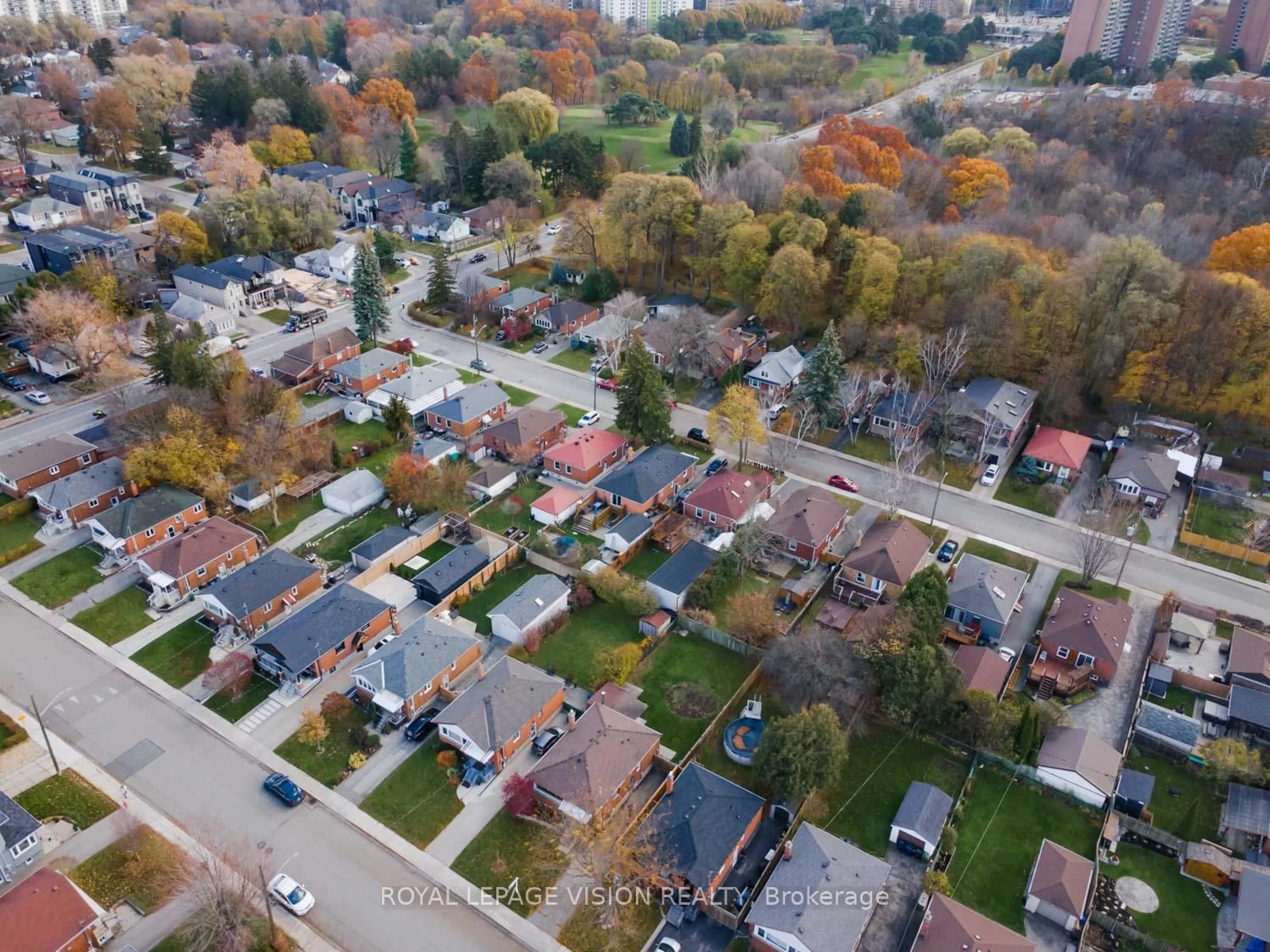 A pic from outside/outdoor area/front of a property/back of a property/a pic from drone, street for 29 Donora Dr, Toronto Ontario M4B 1B6